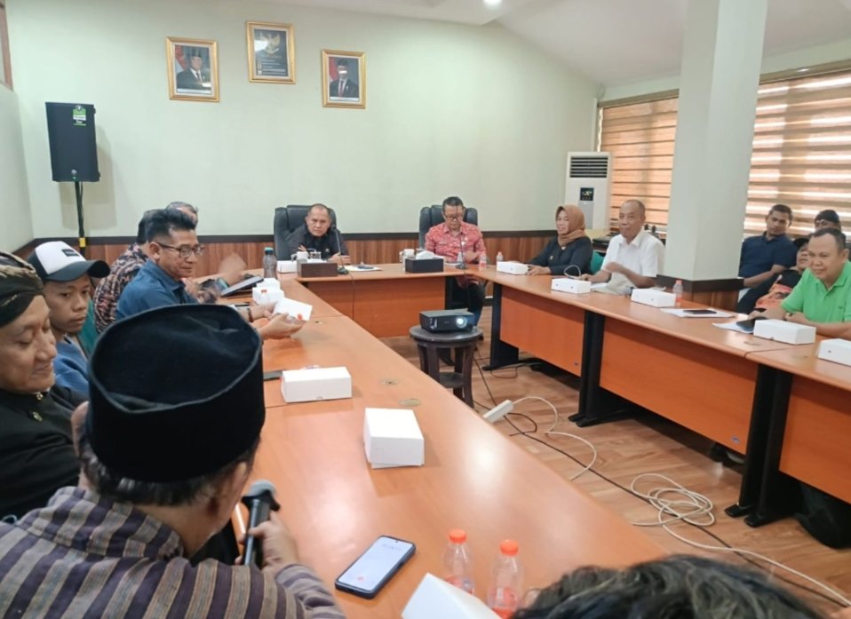 Warga Desa Kutogirang Audiensi dengan Bupati Mojokerto, Desak Penutupan Galian C di Desa Kutogirang