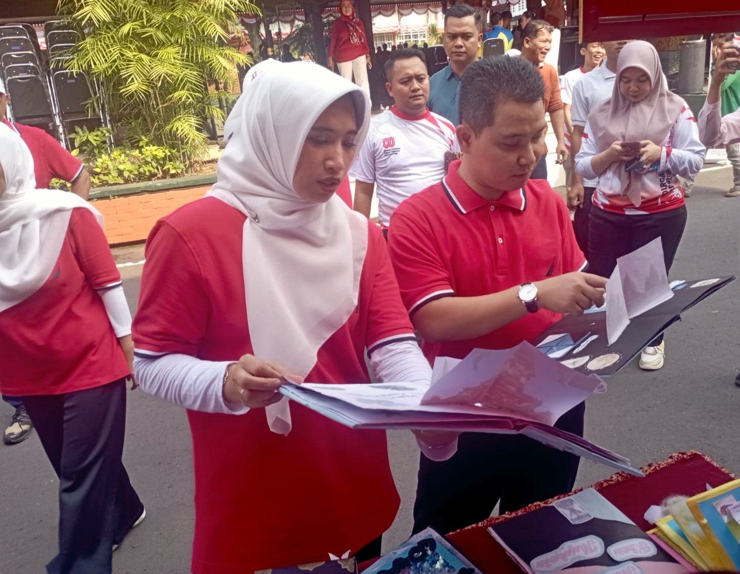 Ajaib Bupati Al Barra Sekali Tanduk Topi Lomba Cukurukuk Langsung Nyantol Dalam Kemeriahan Lomba HUT RI Ke-80 Ajaib Bupati Al Barra Sekali Tanduk Topi Lomba Cukurukuk Langsung Nyantol Dalam Kemeriahan Lomba HUT RI Ke-80