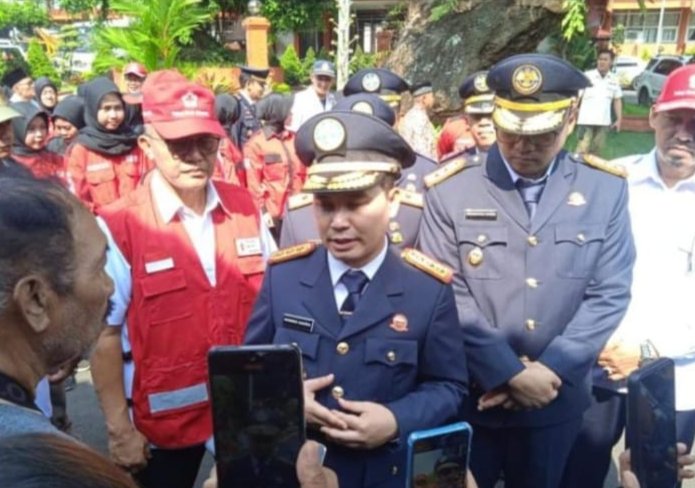 Keterangan foto : Bupati Mojokerto memberikan keterangan kepada para wartawan saat dicegat usai upacara (17/09/2025). Keterangan foto : Bupati Mojokerto memberikan keterangan kepada para wartawan saat dicegat usai upacara (17/09/2025).