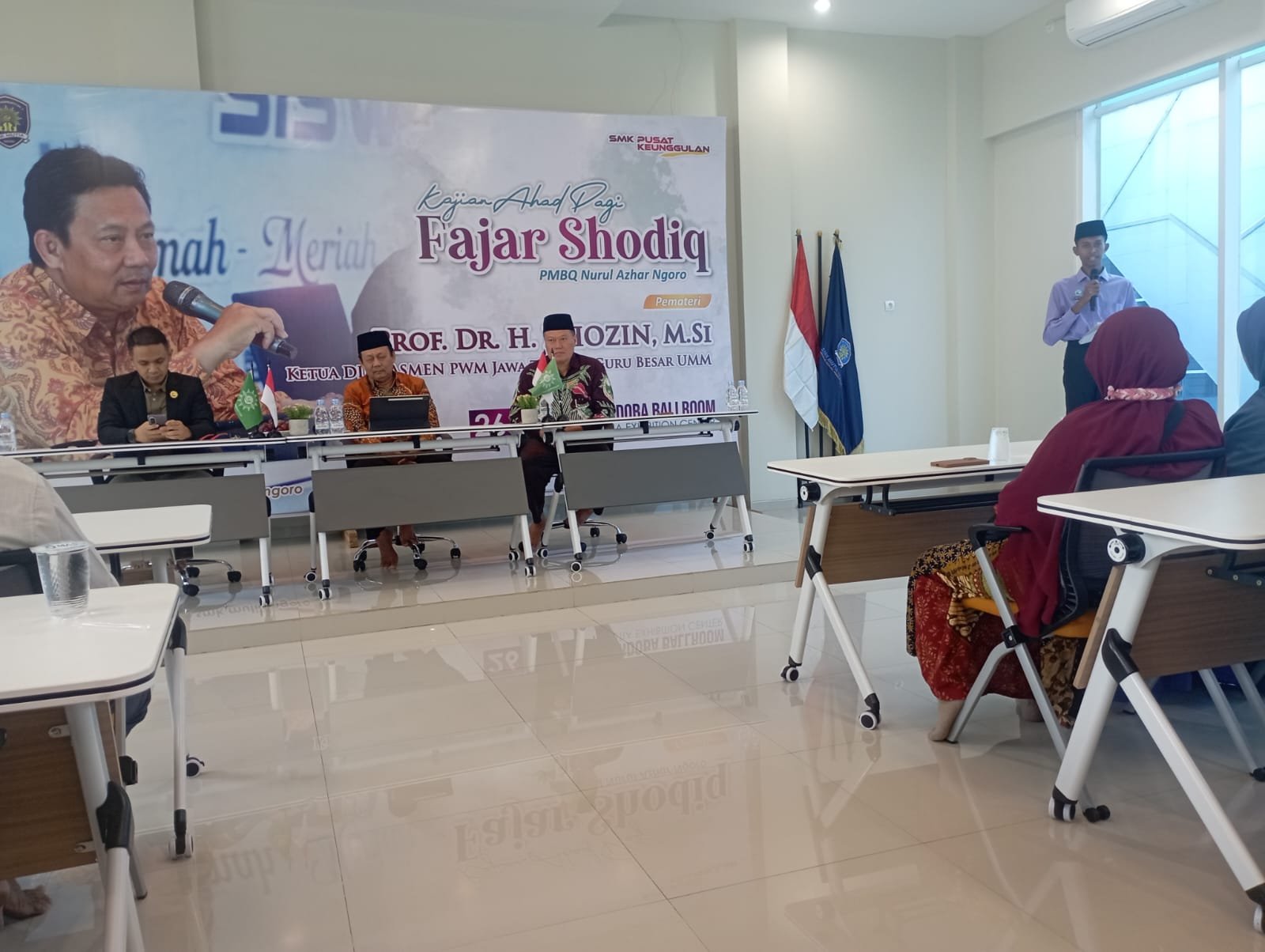 Pengajian Fajar Shodiq Strategi Mendidik Menjadi Anak Sholeh Prof.Dr.H.Khozin Pengajian Fajar Shodiq Strategi Mendidik Menjadi Anak Sholeh Prof.Dr.H.Khozin