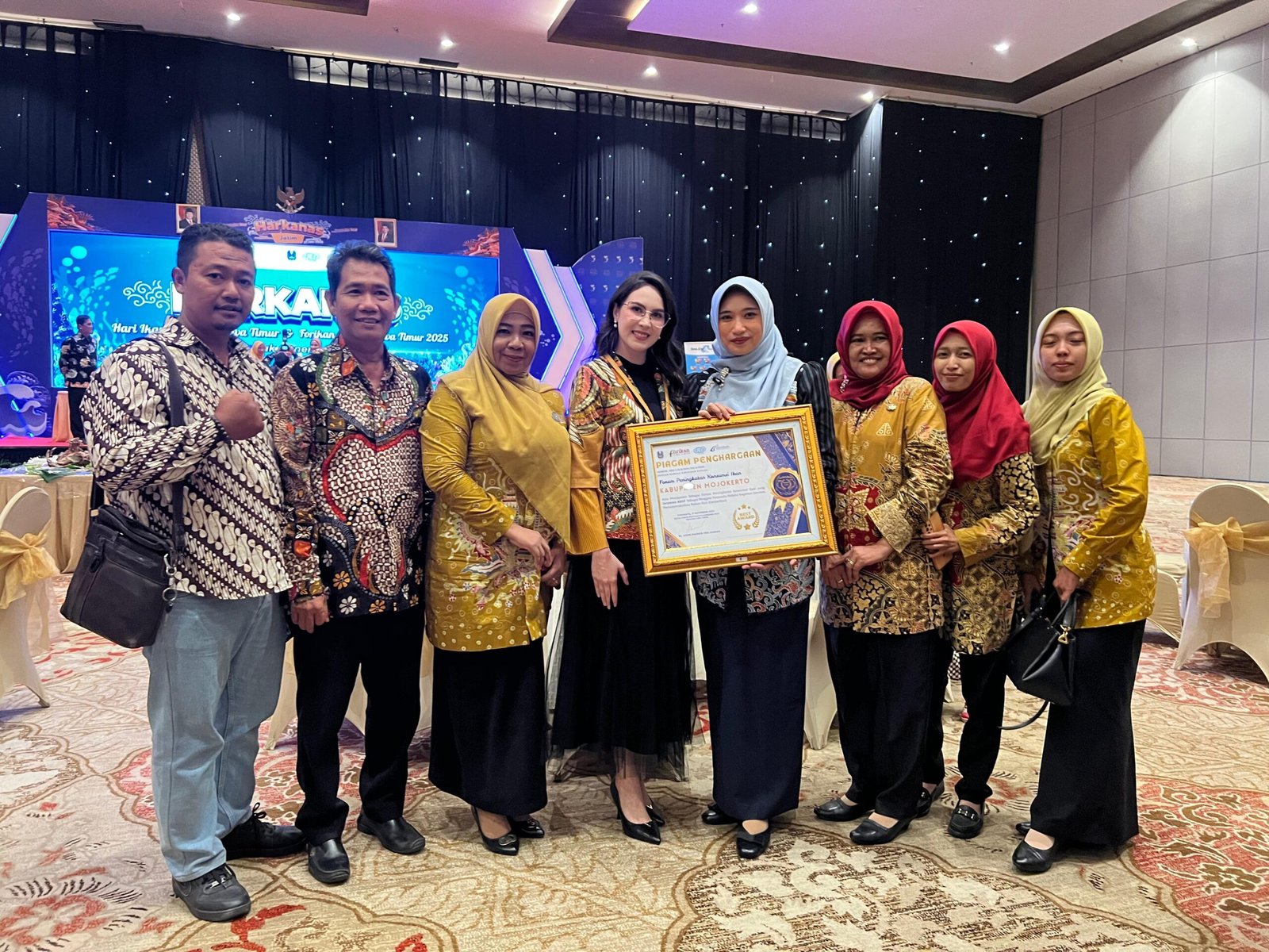 Ning Hana Sebagai Ketua FORIKAN Kabupaten Mojokerto Raih Penghargaan di Hari Ikan Nasional (HARKANAS) Jatim 2025 Ning Hana Sebagai Ketua FORIKAN Kabupaten Mojokerto Raih Penghargaan di Hari Ikan Nasional (HARKANAS) Jatim 2025