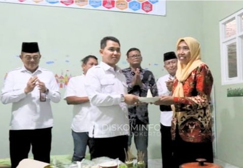 Bantu Rehab Gedung Sekolah Yang Terbakar, Gus Bupati Mojokerto Berikan Penghargaan Pada PT Anugerah Teknik Perkasa Bantu Rehab Gedung Sekolah Yang Terbakar, Gus Bupati Mojokerto Berikan Penghargaan Pada PT Anugerah Teknik Perkasa