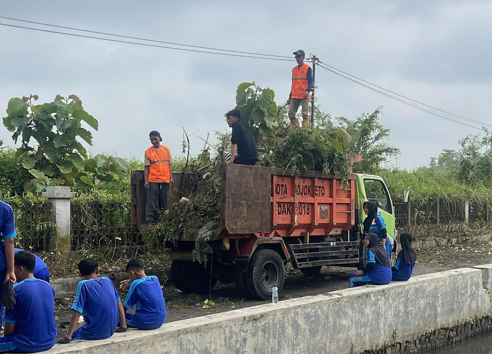 Warga Prajurit Kulon Ciptakan Lingkungan Indah, Bersih, dan Rapi Bersama Ratusan Siwa SMPN 3 Dan DLH Kota Mojokerto Warga Prajurit Kulon Ciptakan Lingkungan Indah, Bersih, dan Rapi Bersama Ratusan Siwa SMPN 3 Dan DLH Kota Mojokerto