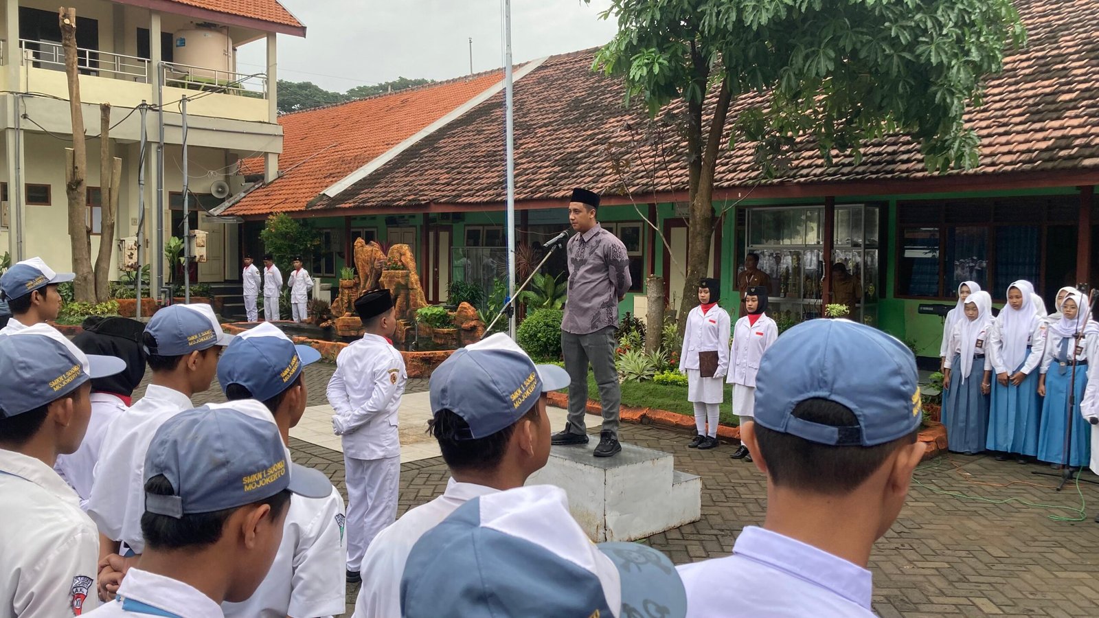 Ketua PWMR Jadi Pembina Upacara dan Narasumber Seminar Succes Mode On di SMKN 1 Sooko Mojokerto Ketua PWMR Jadi Pembina Upacara dan Narasumber Seminar Succes Mode On di SMKN 1 Sooko Mojokerto