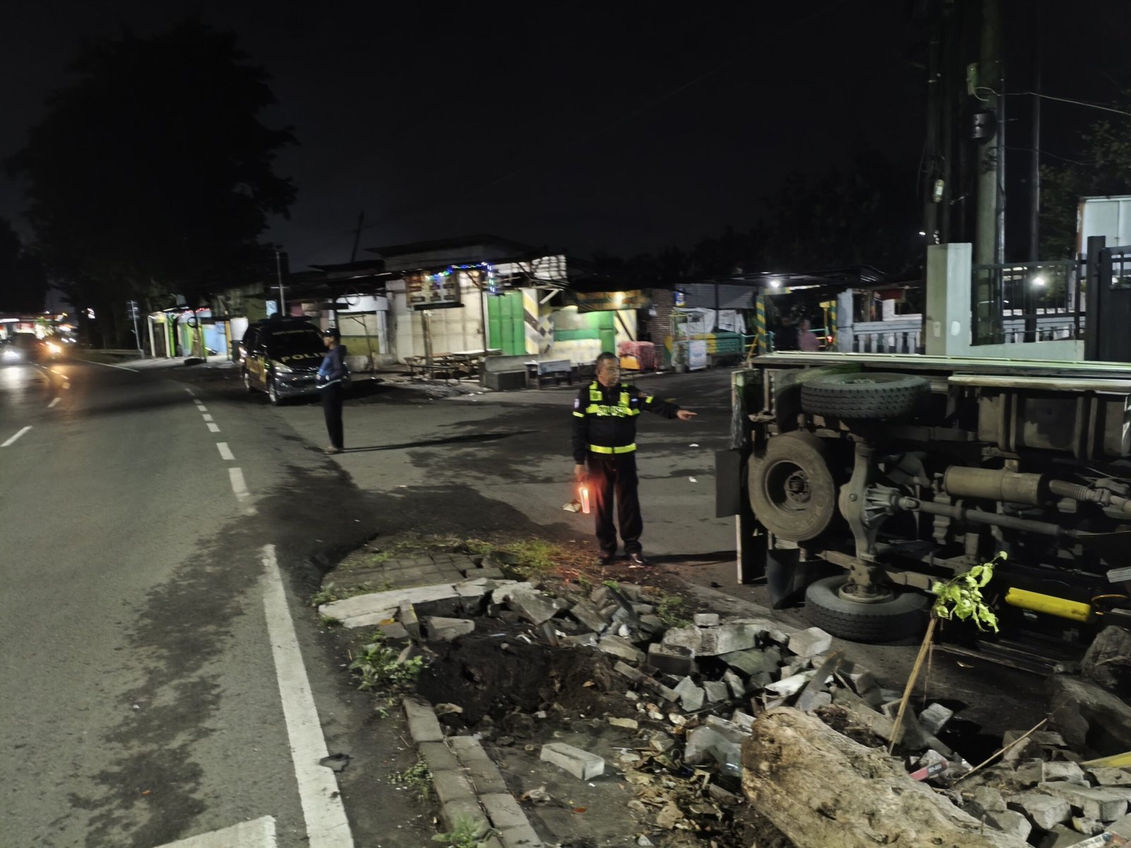 POLSEK BALONGBENDO SIGAP EVAKUASI PICK UP OLENG, HALTE TRANS JATIM AMBRUK POLSEK BALONGBENDO SIGAP EVAKUASI PICK UP OLENG, HALTE TRANS JATIM AMBRUK