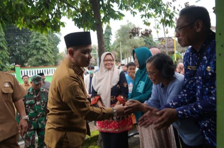 Respon Cepat Laporan Warga Via Sosmed, Bupati Barra Besuk Warga Lansia Sakit Hidup Sebatang Kara Respon Cepat Laporan Warga Via Sosmed, Bupati Barra Besuk Warga Lansia Sakit Hidup Sebatang Kara
