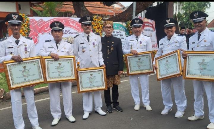 Kepala Desa Gunungan Raih Penghargaan Reward Lunas PBB di Hari Jadi Ke-733 yang di Gelar di Pendopo Graha Majatama Kabupaten Mojokerto. Kepala Desa Gunungan Raih Penghargaan Reward Lunas PBB di Hari Jadi Ke-733 yang di Gelar di Pendopo Graha Majatama Kabupaten Mojokerto.