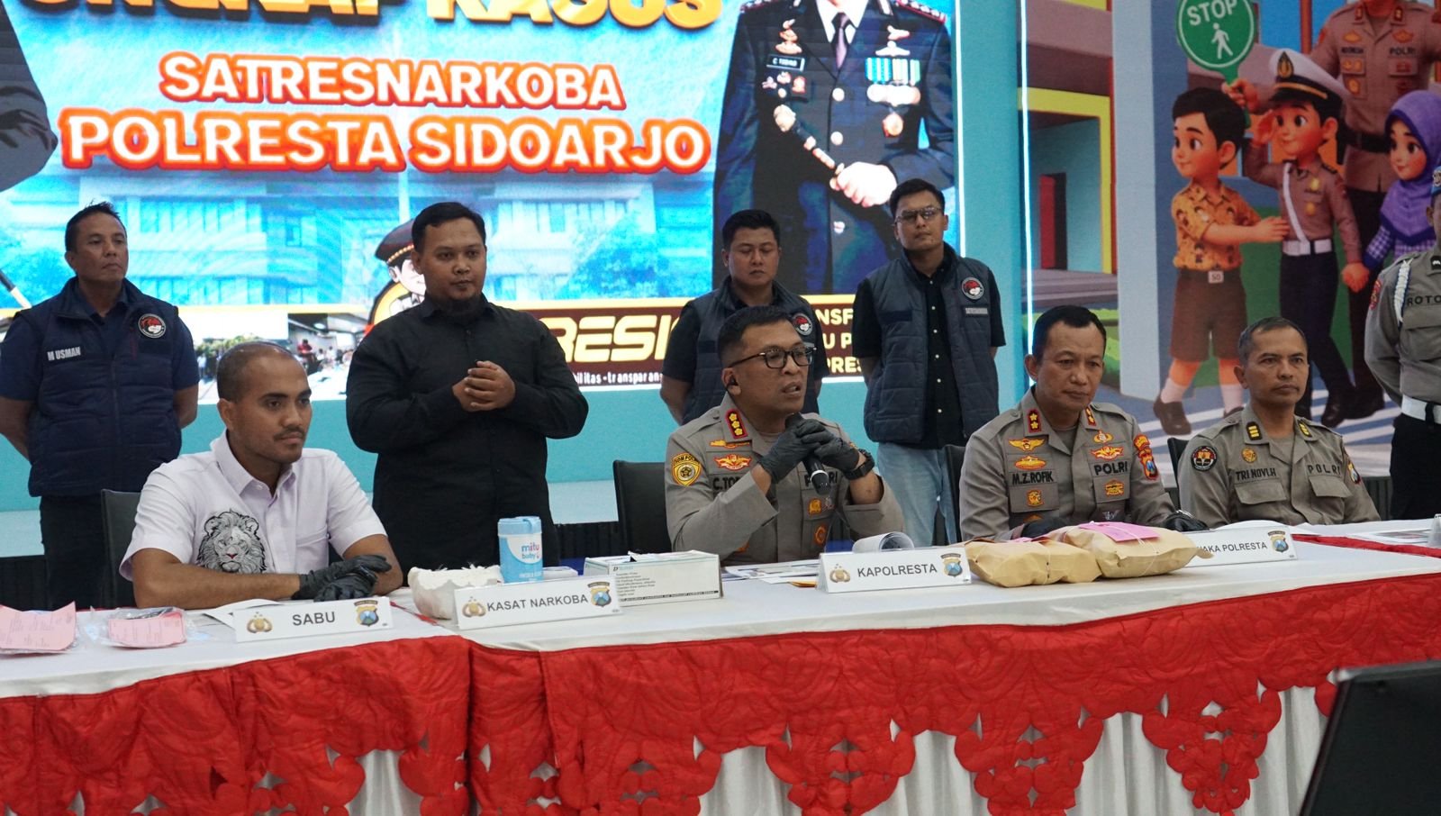 Polresta Sidoarjo Ungkap Peredaran Narkotika Jaringan Internasional, Dua WNA Diamankan Polresta Sidoarjo Ungkap Peredaran Narkotika Jaringan Internasional, Dua WNA Diamankan