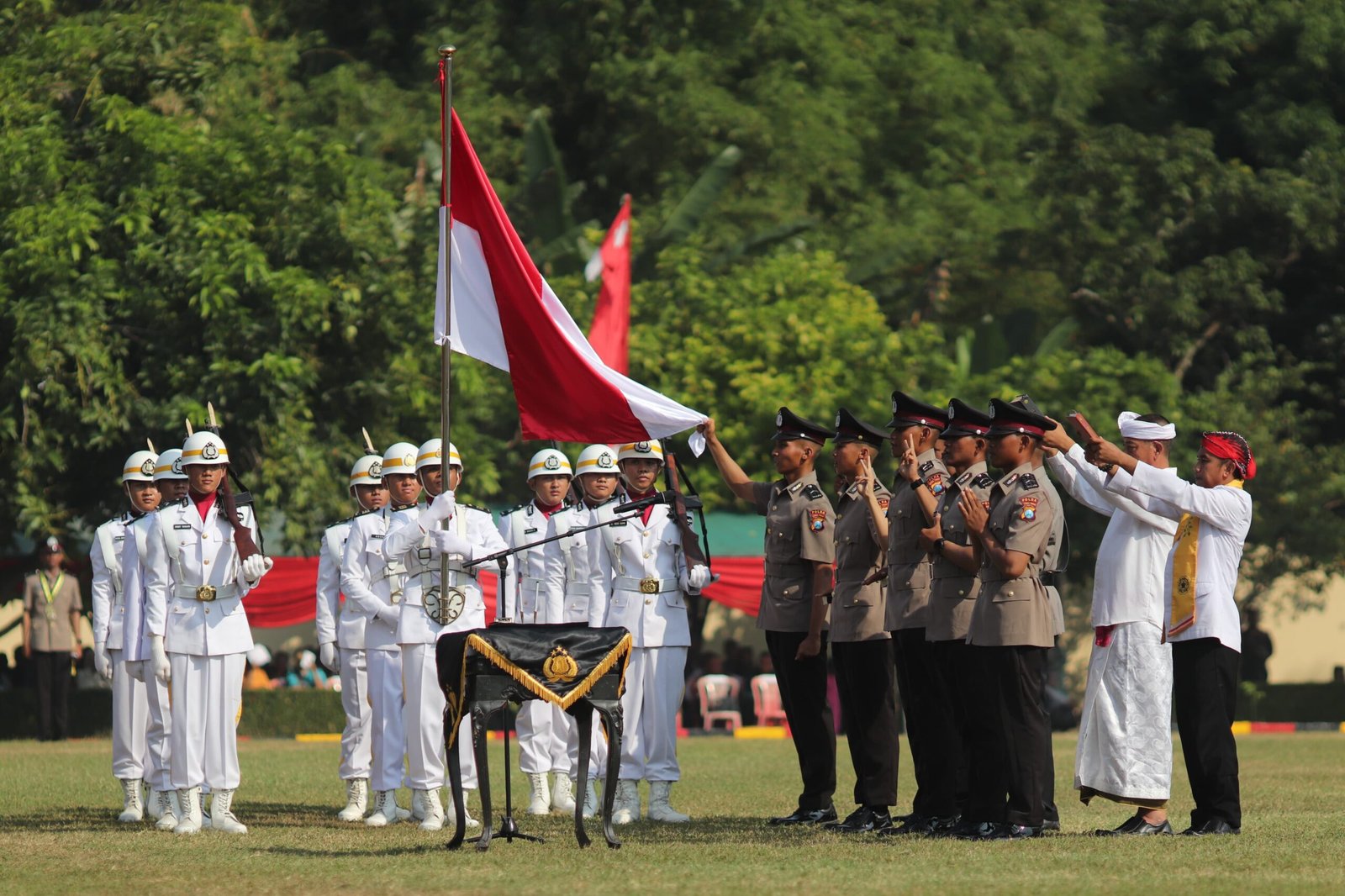 Kapolda Jatim Lantik 971 Bintara Remaja Lulusan SPN Polda Jatim Kapolda Jatim Lantik 971 Bintara Remaja Lulusan SPN Polda Jatim