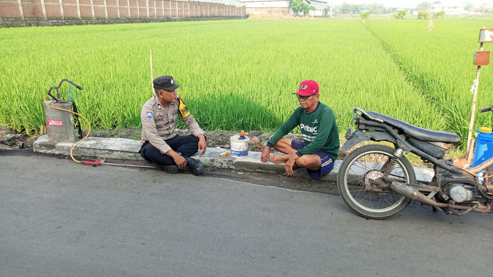 Perkuat Kolaborasi Wujudkan Ketahanan Pangan, Bhabinkamtibmas Gunung Gedangan Sambangi Petani Perkuat Kolaborasi Wujudkan Ketahanan Pangan, Bhabinkamtibmas Gunung Gedangan Sambangi Petani