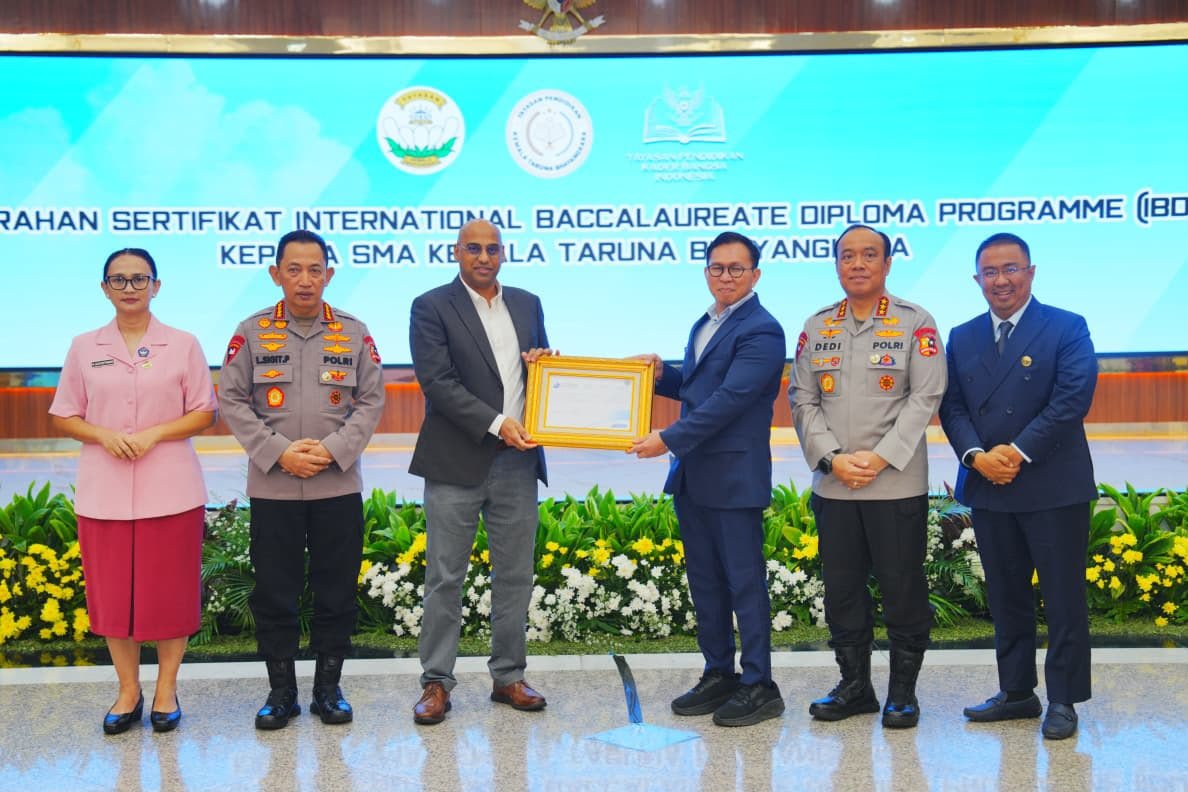 Terima Sertifikat IBDP SMA KTB, Kapolri: Cetak Generasi Muda untuk Wujudkan Indonesia Emas 2045 Terima Sertifikat IBDP SMA KTB, Kapolri: Cetak Generasi Muda untuk Wujudkan Indonesia Emas 2045