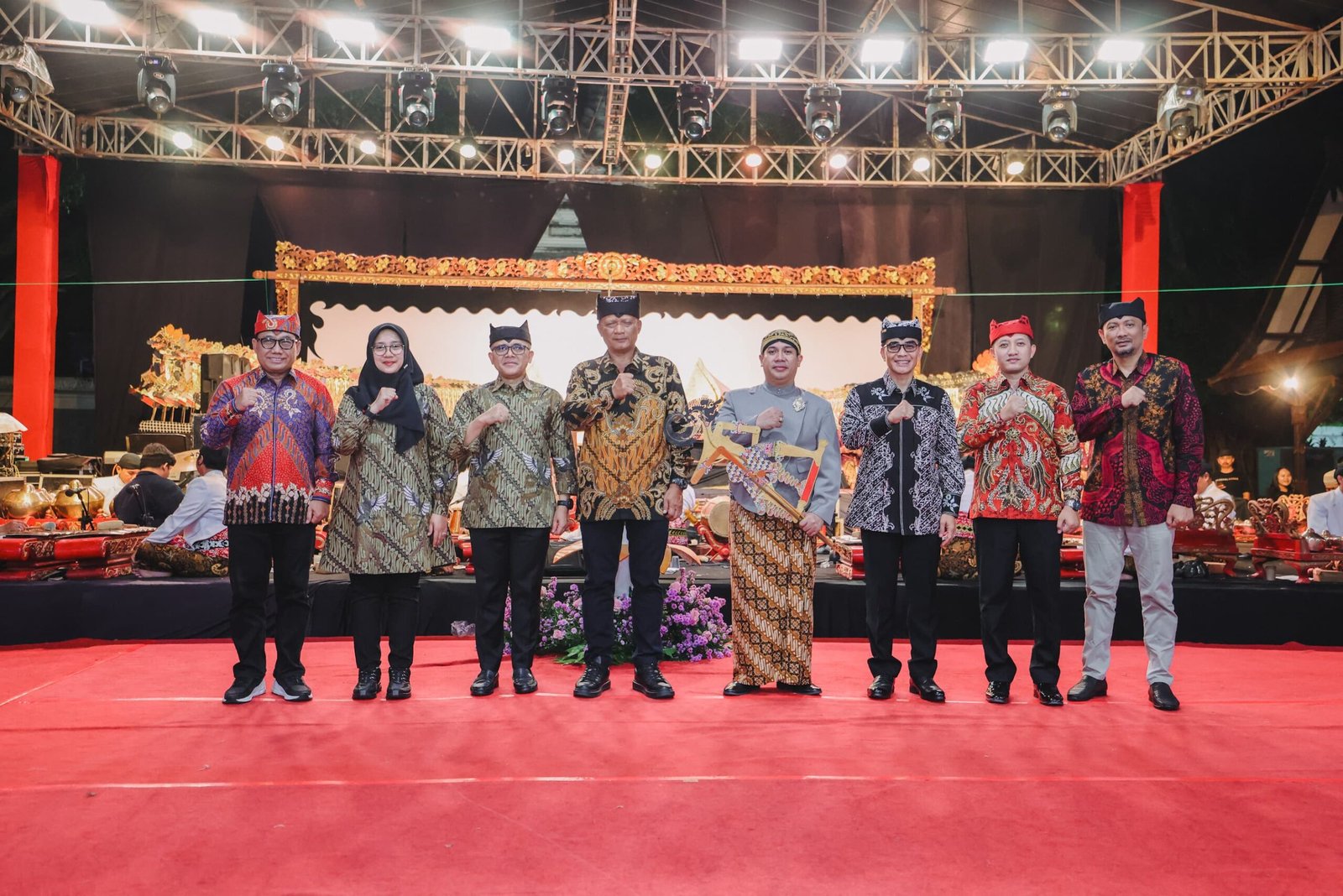 Kapolda Jatim Gaungkan Semangat Jogo Jawa Timur di Pagelaran Wayang Kulit Hari Bhayangkara ke – 80 Kapolda Jatim Gaungkan Semangat Jogo Jawa Timur di Pagelaran Wayang Kulit Hari Bhayangkara ke – 80
