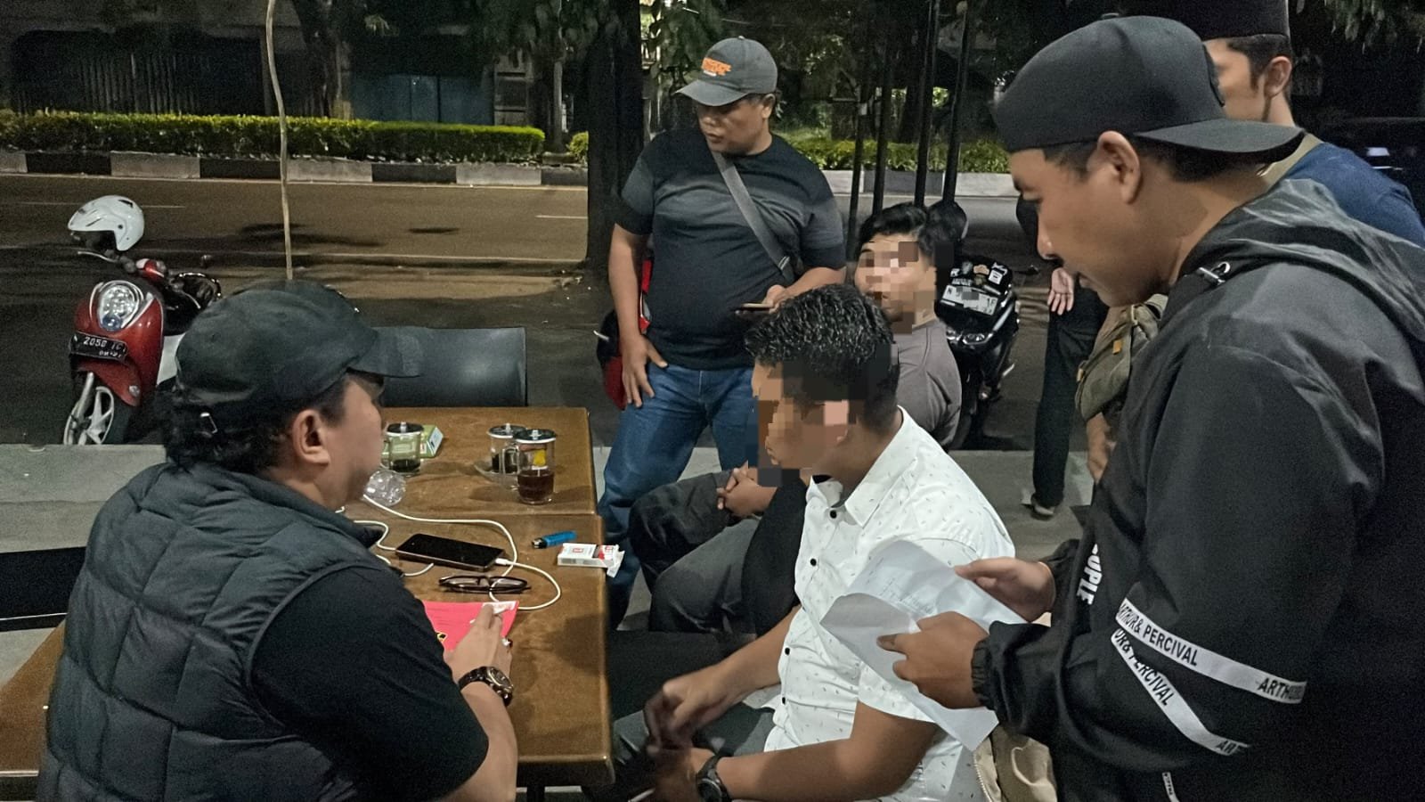 Polres Pasuruan Kota Amankan 4 orang Debt Collector Diduga Lakukan Pemerasan Polres Pasuruan Kota Amankan 4 orang Debt Collector Diduga Lakukan Pemerasan