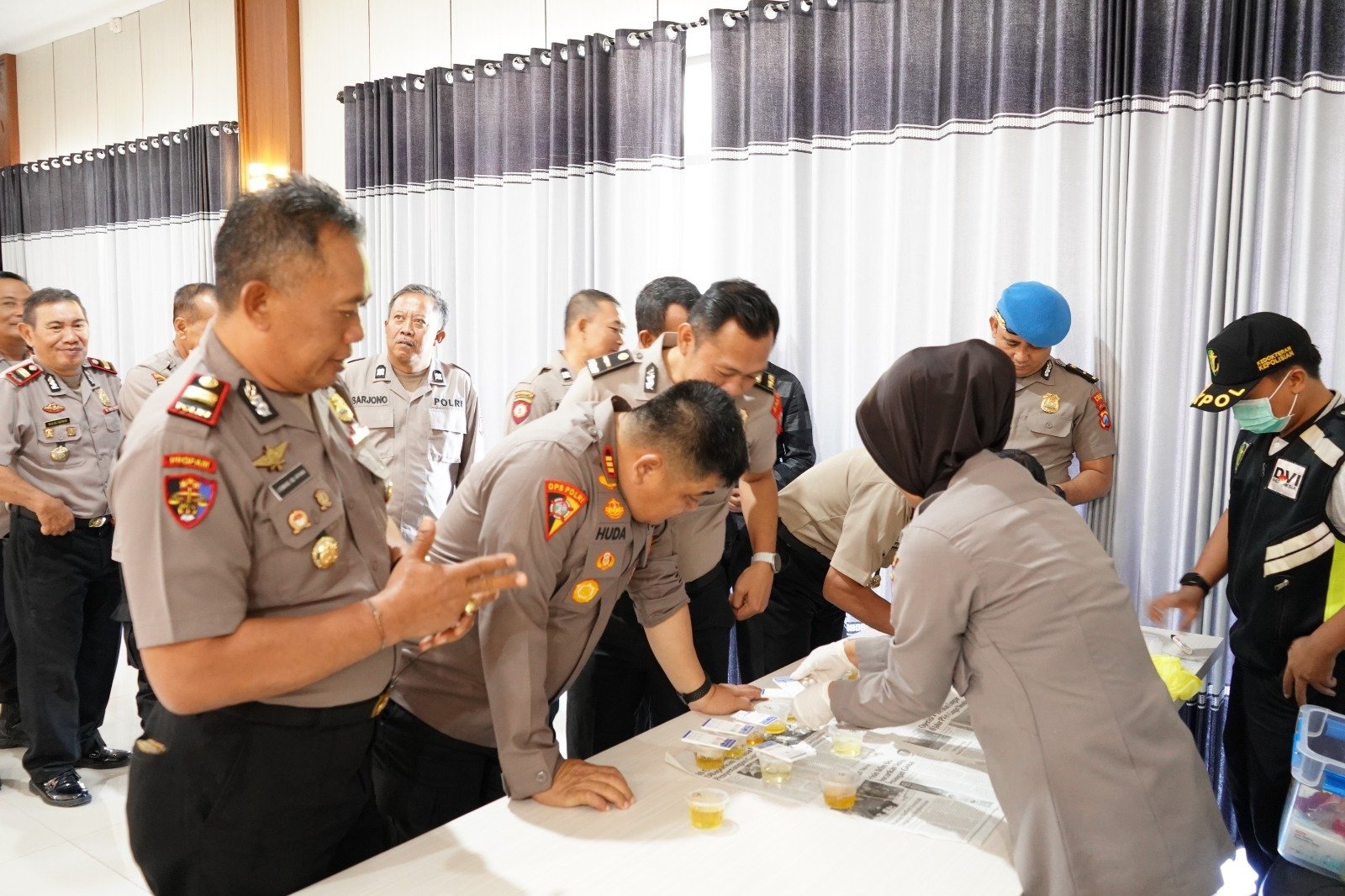 Komitmen Bersih Narkoba, Kapolres Situbondo Jalani Tes Urine bersama PJU dan Kapolsek Jajaran Komitmen Bersih Narkoba, Kapolres Situbondo Jalani Tes Urine bersama PJU dan Kapolsek Jajaran