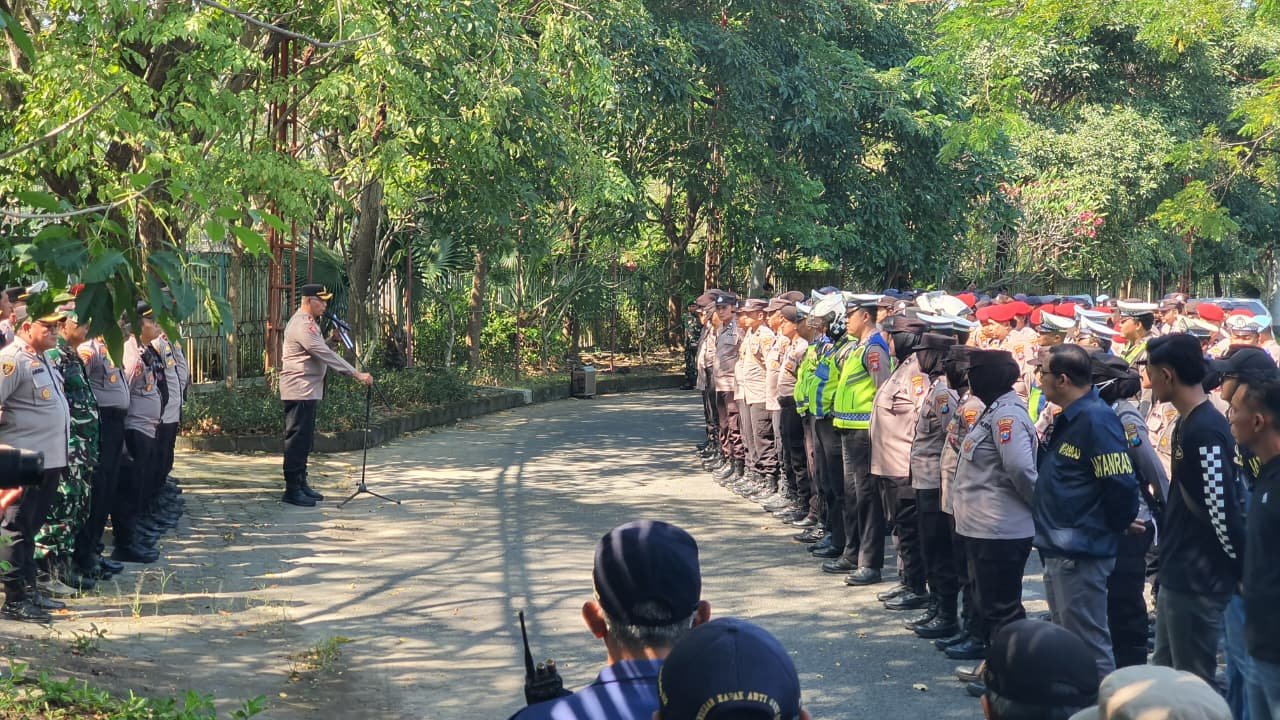 Polres Pelabuhan Tanjungperak Libatkan 696 Personel Kawal Pengesahan Warga Baru PSHT di Surabaya Polres Pelabuhan Tanjungperak Libatkan 696 Personel Kawal Pengesahan Warga Baru PSHT di Surabaya