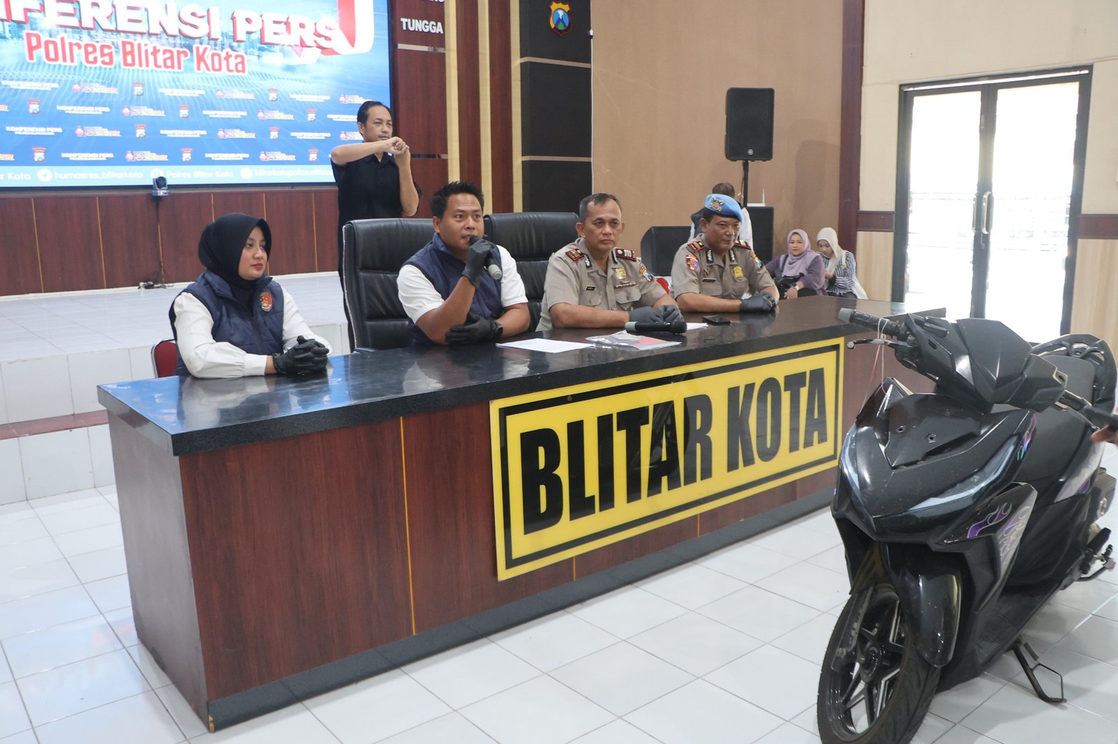 Polres Blitar Kota Amankan Tiga Tersangka Perampasan Modus Jebak Korban Lewat Aplikasi Kencan Polres Blitar Kota Amankan Tiga Tersangka Perampasan Modus Jebak Korban Lewat Aplikasi Kencan