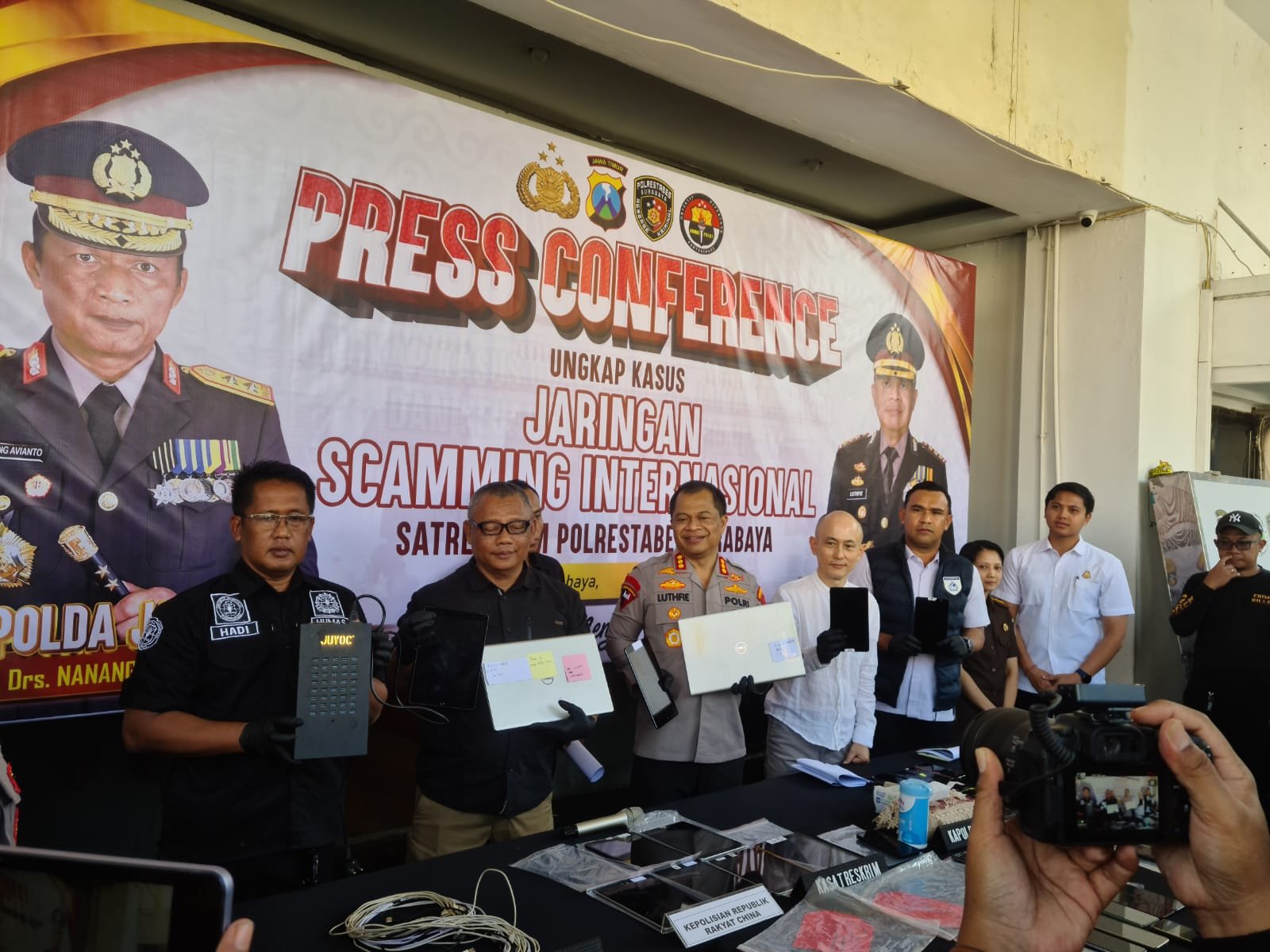 Polrestabes Surabaya Amankan 45 Tersangka Hasil Pengembangan Penyidikan Kasus Siber Internasional Polrestabes Surabaya Amankan 45 Tersangka Hasil Pengembangan Penyidikan Kasus Siber Internasional