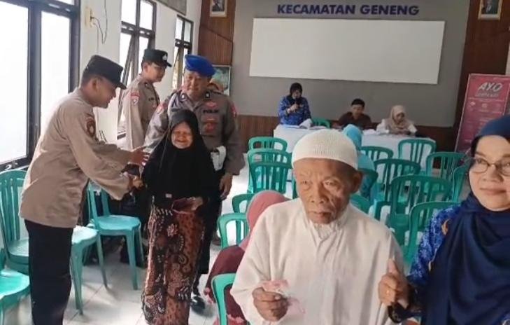 Tuai Pujian, Aksi Humanis Polsek Geneng Bantu Lansia yang Antri Terima PKH Plus di Ngawi Tuai Pujian, Aksi Humanis Polsek Geneng Bantu Lansia yang Antri Terima PKH Plus di Ngawi