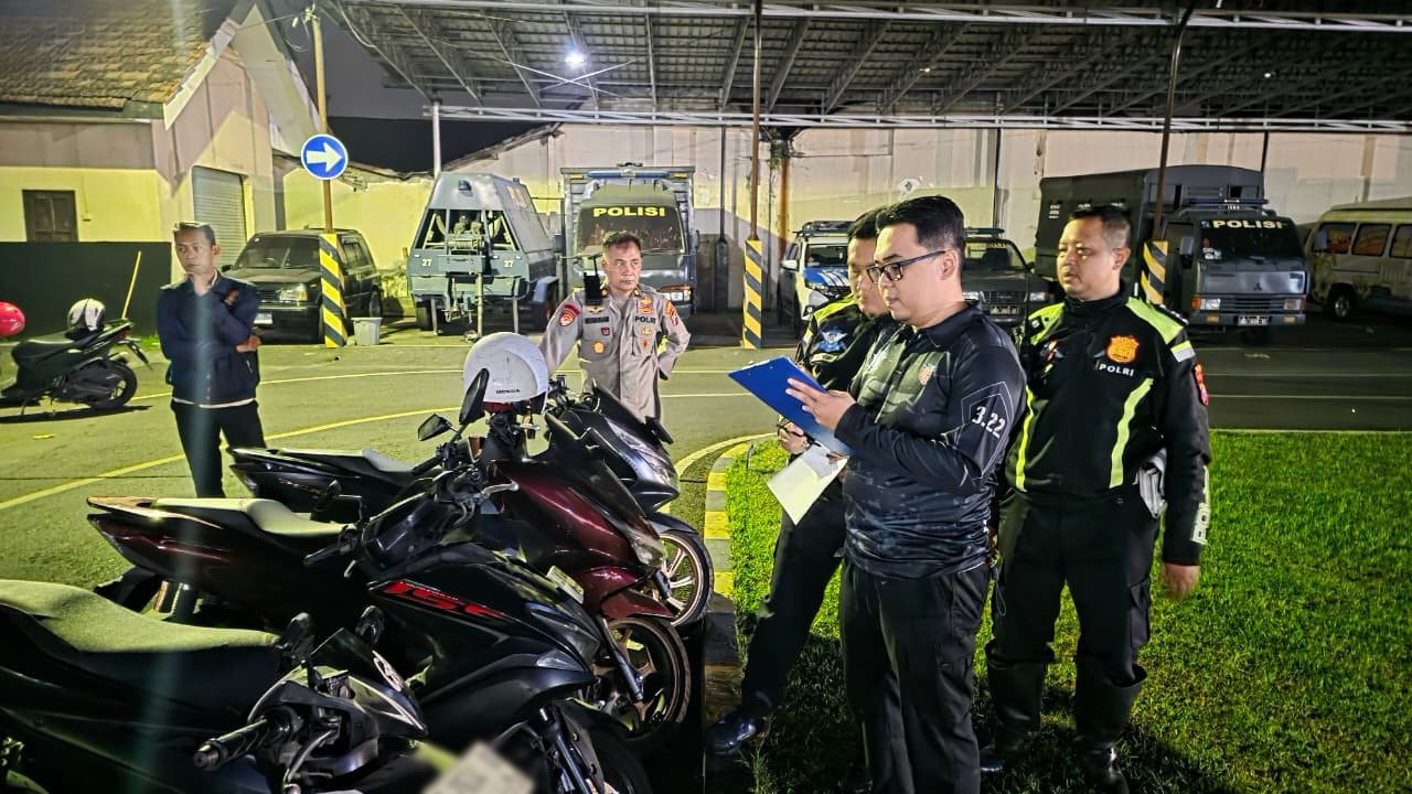 Polres Mojokerto Kota Amankan 80 Pemuda Konvoi,1 orang Kedapatan Bawa Sajam Polres Mojokerto Kota Amankan 80 Pemuda Konvoi,1 orang Kedapatan Bawa Sajam