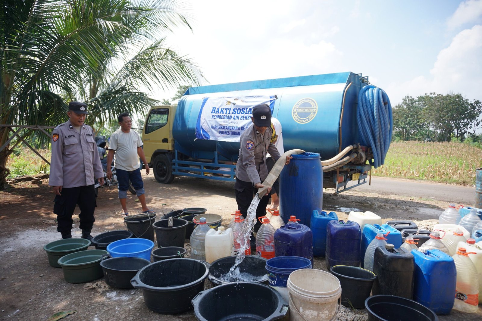Polres Tuban Gelar Baksos Sambut Hari Bhayangkara ke 80, Droping 40 Ribu Liter Air Bersih di 3 Desa Polres Tuban Gelar Baksos Sambut Hari Bhayangkara ke 80, Droping 40 Ribu Liter Air Bersih di 3 Desa