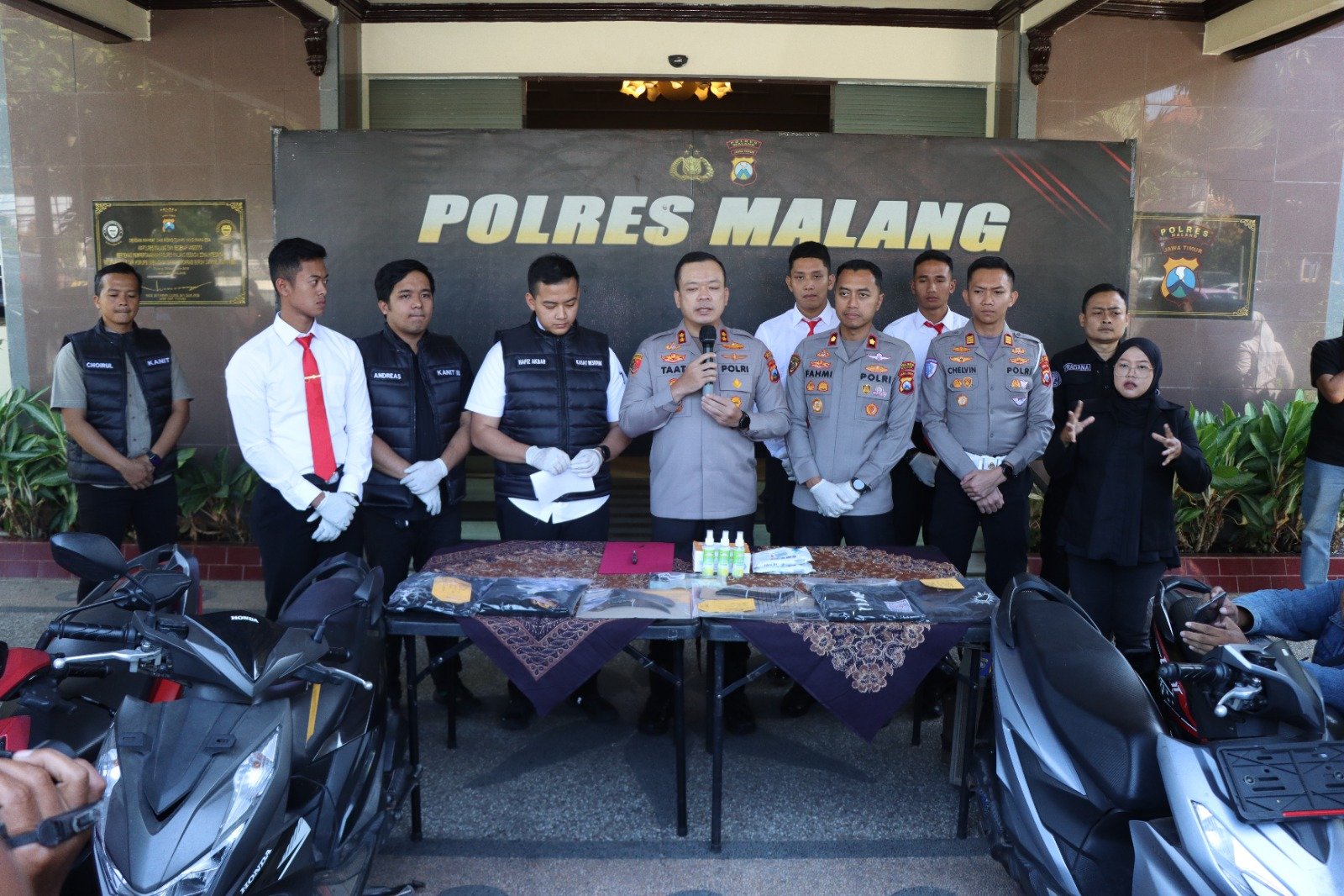 Polres Malang Amankan Dua Pemuda Bawa Sajam Saat Penyekatan Malam 1 Suro Polres Malang Amankan Dua Pemuda Bawa Sajam Saat Penyekatan Malam 1 Suro