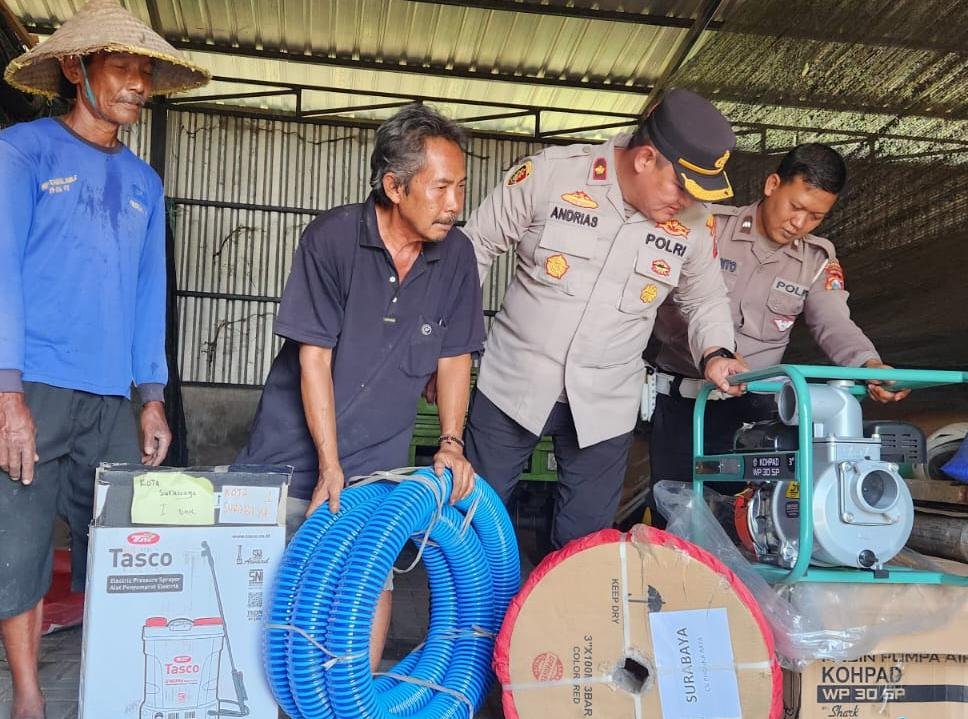 Polres Pelabuhan Tanjungperak Salurkan Bantuan Alat Pertanian Dukung Ketahanan Pangan Nasional Polres Pelabuhan Tanjungperak Salurkan Bantuan Alat Pertanian Dukung Ketahanan Pangan Nasional