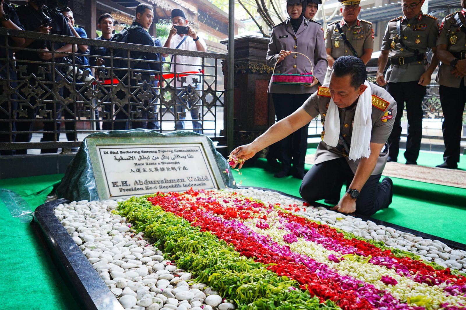 Jelang Hari Bhayangkara, Kapolri Ziarah ke Makam Gus Dur Jelang Hari Bhayangkara, Kapolri Ziarah ke Makam Gus Dur