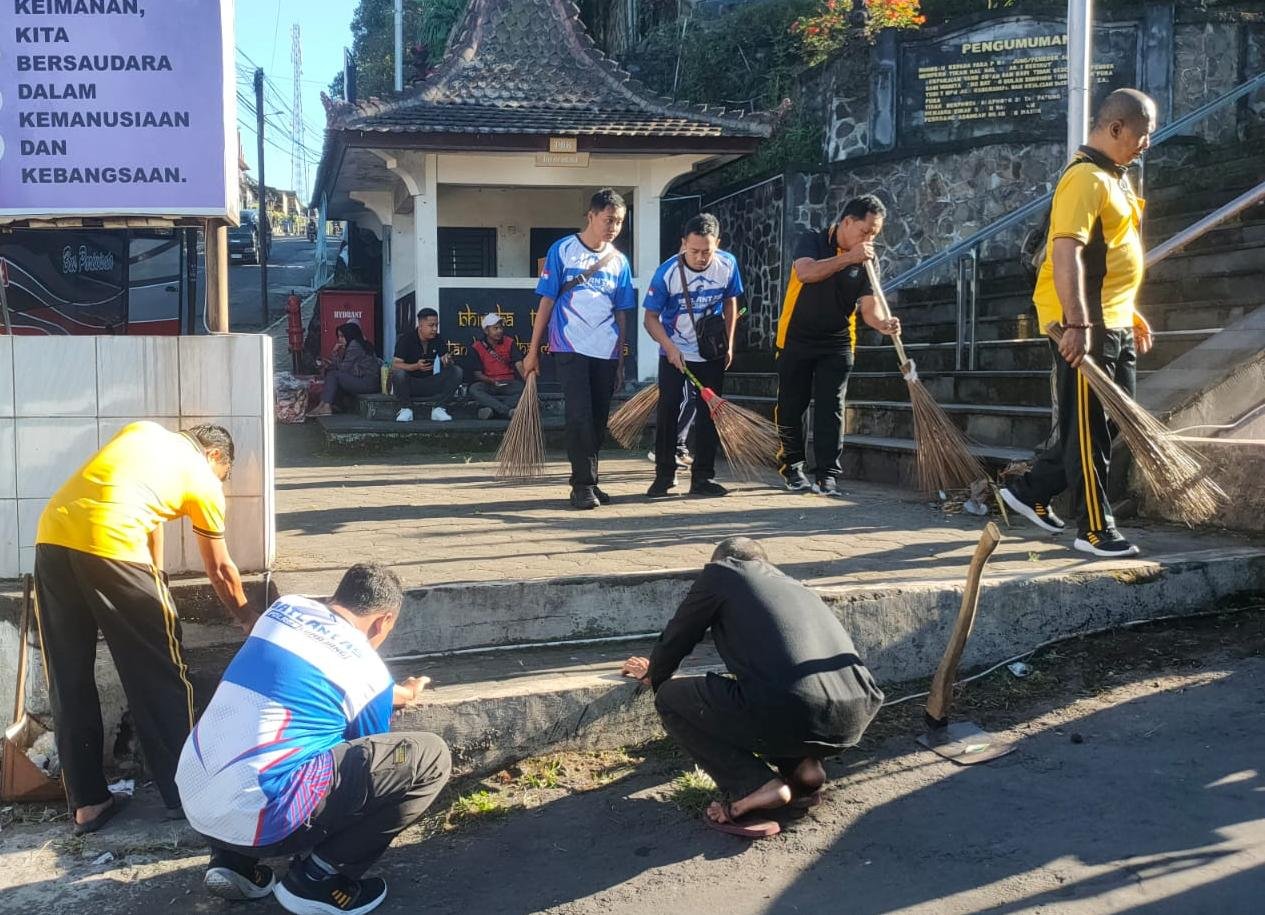Polres Lumajang Gelar Bakti Religi Bersihkan Sejumlah Tempat Ibadah Sambut Hari Bhayangkara ke -80 Polres Lumajang Gelar Bakti Religi Bersihkan Sejumlah Tempat Ibadah Sambut Hari Bhayangkara ke -80