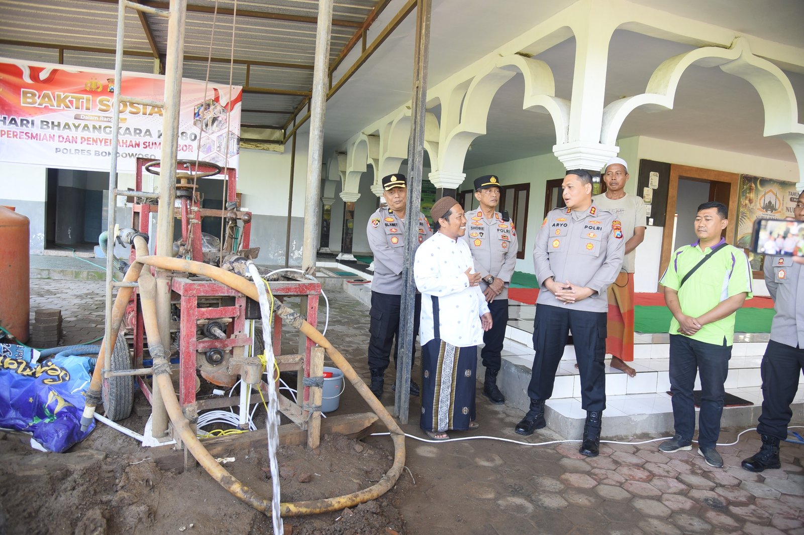 Kado Hari Bhayangkara ke – 80, Polres Bondowoso Bangun Sumur Bor untuk Masyarakat di Sekar Putih Kado Hari Bhayangkara ke – 80, Polres Bondowoso Bangun Sumur Bor untuk Masyarakat di Sekar Putih