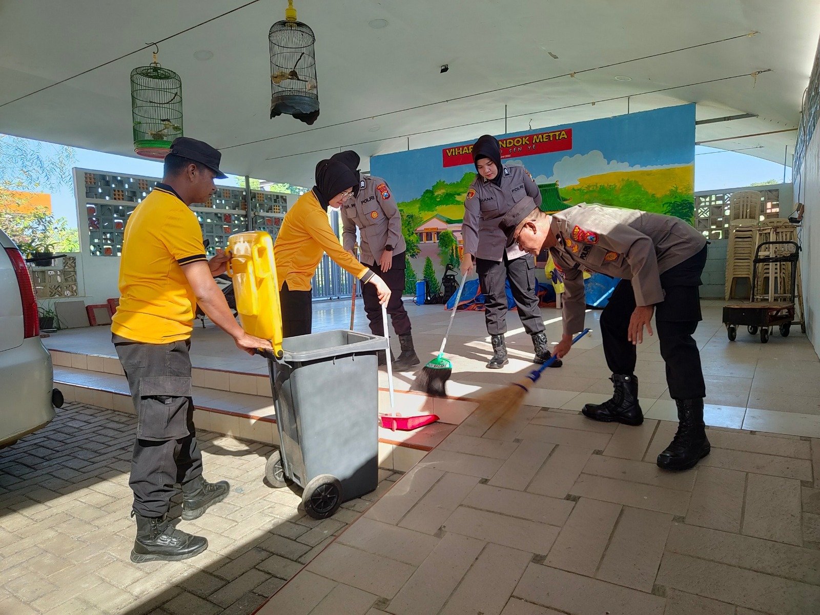 Sambut Hari Bhayangkara ke-80, Polres Malang Bersih-Bersih Vihara di Lawang Sambut Hari Bhayangkara ke-80, Polres Malang Bersih-Bersih Vihara di Lawang