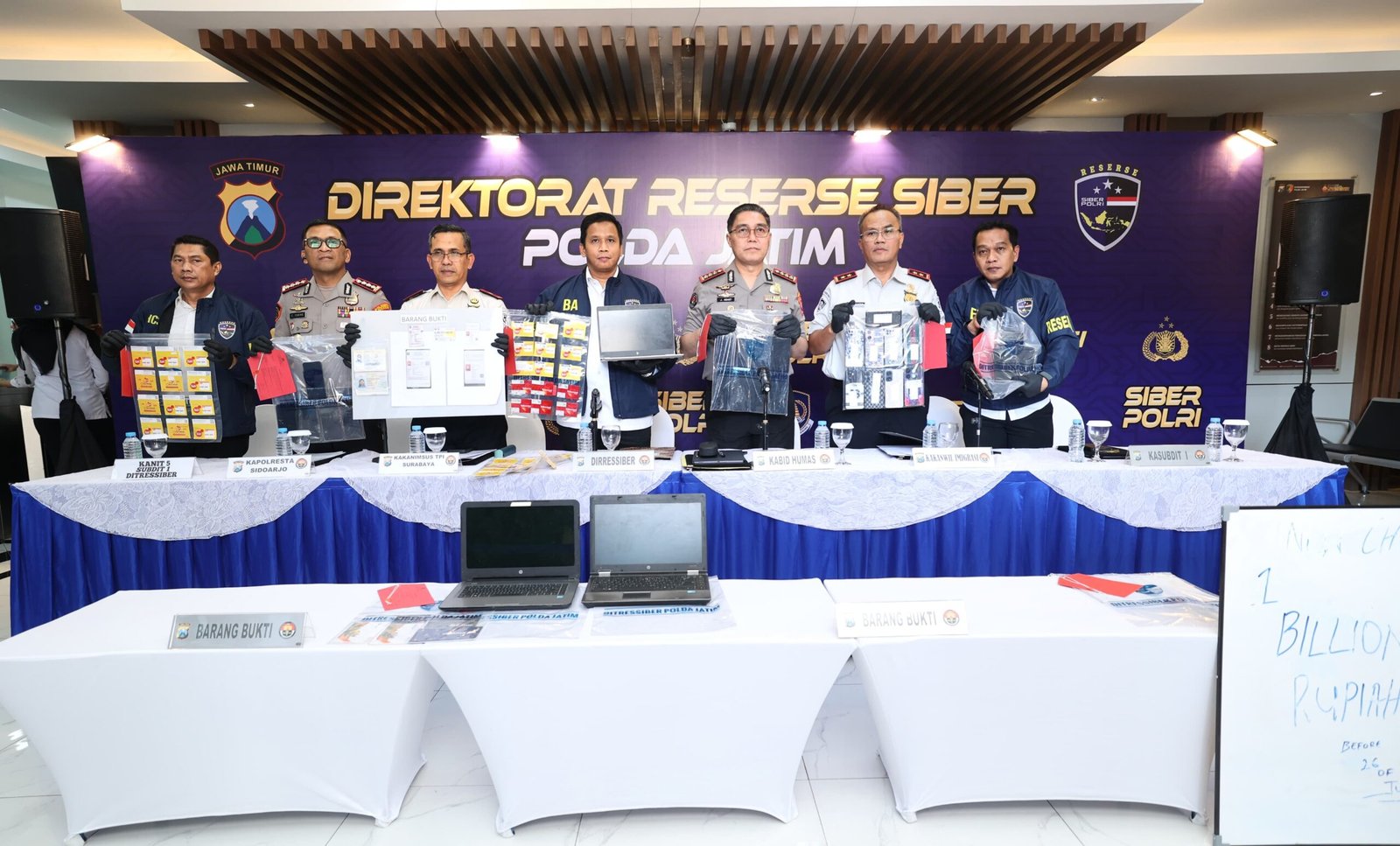 Polda Jatim Bongkar Sindikat Love Scamming Internasional, 3 Tersangka Diamankan Polda Jatim Bongkar Sindikat Love Scamming Internasional, 3 Tersangka Diamankan