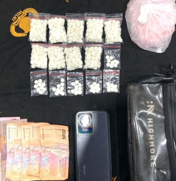Polres Lumajang Amankan Dua Tersangka Pengedar Okerbaya, Sita Puluhan Ribu Butir Pil Logo Y Polres Lumajang Amankan Dua Tersangka Pengedar Okerbaya, Sita Puluhan Ribu Butir Pil Logo Y