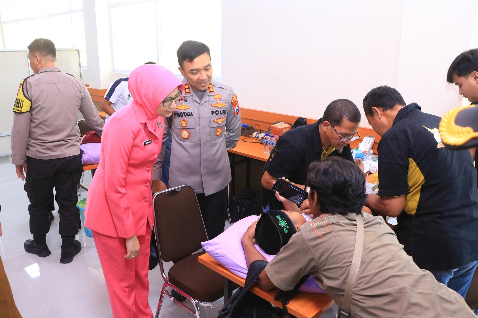 Senyum Bahagia Warnai Hari Bhayangkara ke-80 Saat Polres Ngawi Layani Ratusan Anak Khitanan Massal Senyum Bahagia Warnai Hari Bhayangkara ke-80 Saat Polres Ngawi Layani Ratusan Anak Khitanan Massal