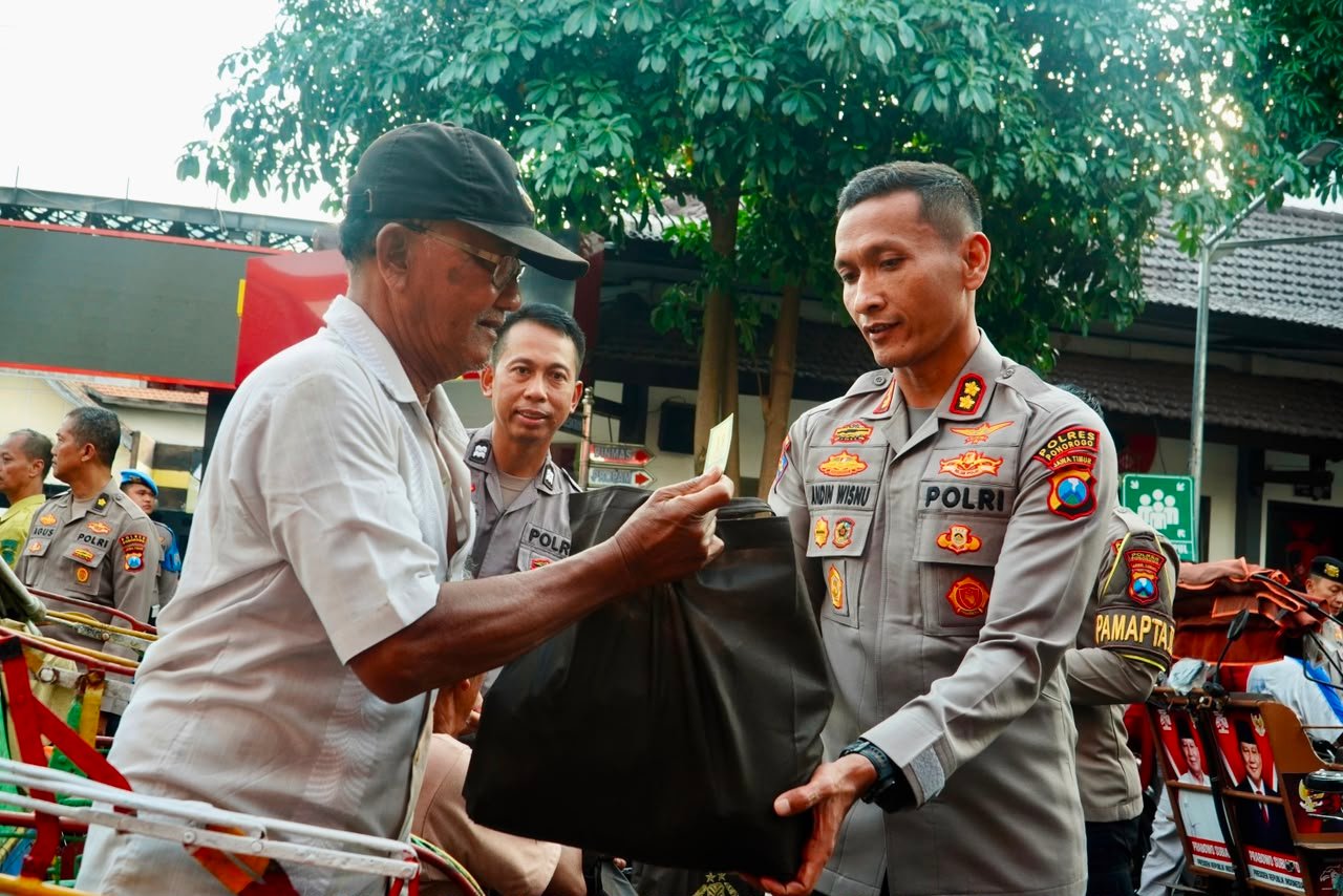 Hari Bhayangkara ke-80, Polres Ponorogo Salurkan Ratusan Paket Bansos Untuk Masyarakat Hari Bhayangkara ke-80, Polres Ponorogo Salurkan Ratusan Paket Bansos Untuk Masyarakat