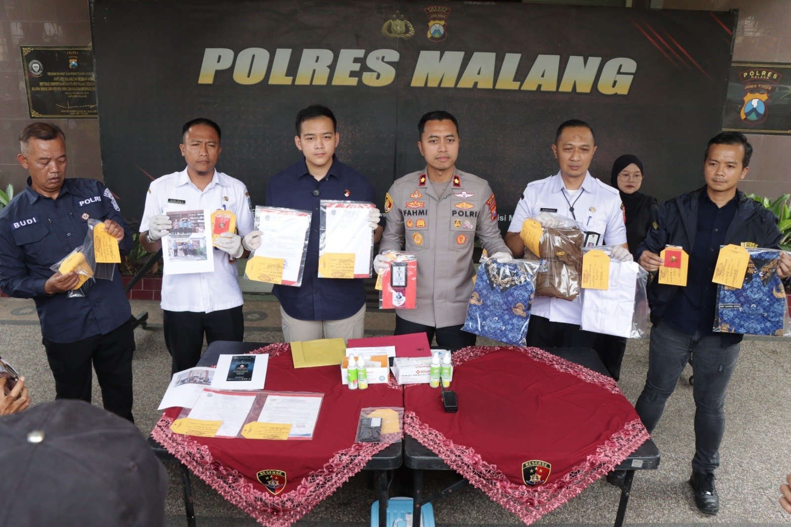 Polres Malang Bongkar Modus Penipuan Berkedok Program UMKM Dua Tersangka Diamankan Polres Malang Bongkar Modus Penipuan Berkedok Program UMKM Dua Tersangka Diamankan