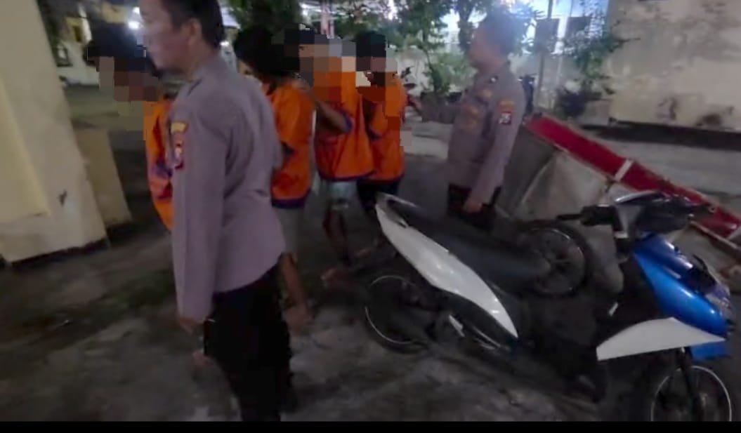 Polres Pelabuhan Tanjungperak Bongkar Sindikat Pencuri Belasan Unit AC, Empat Tersangka Diamankan Polres Pelabuhan Tanjungperak Bongkar Sindikat Pencuri Belasan Unit AC, Empat Tersangka Diamankan