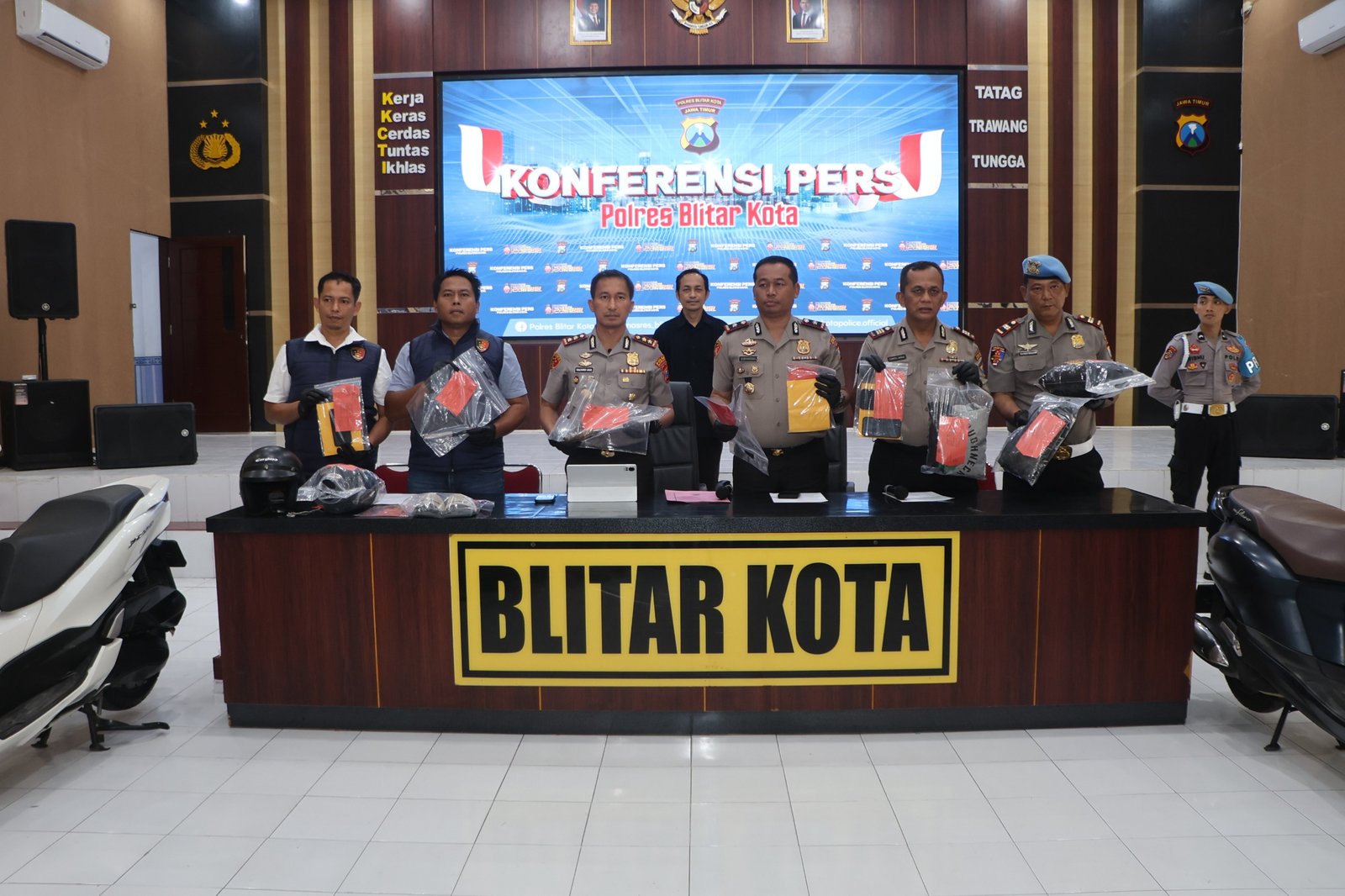 Polres Blitar Kota Amankan Tersangka Komplotan Perampok Lintas Daerah Sasar Minimarket Polres Blitar Kota Amankan Tersangka Komplotan Perampok Lintas Daerah Sasar Minimarket