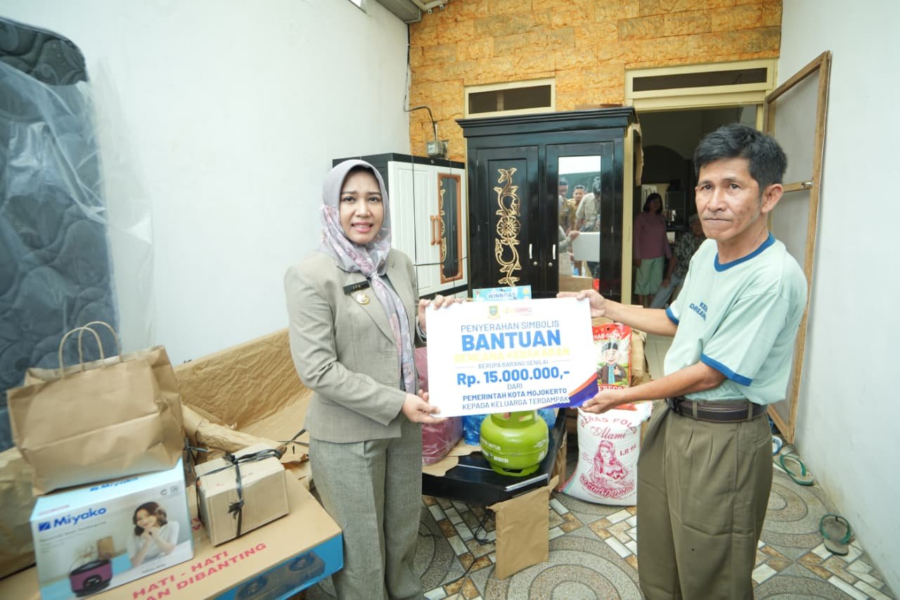 Wali Kota Mojokerto Serahkan Bantuan Korban Kebakaran di Kelurahan Wates Wali Kota Mojokerto Serahkan Bantuan Korban Kebakaran di Kelurahan Wates