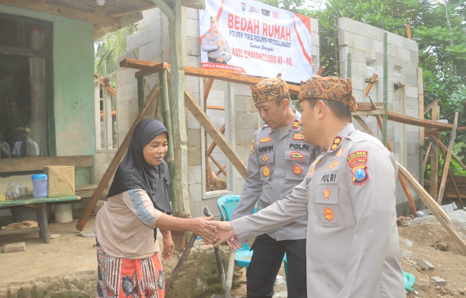 Hari Bhayangkara ke-80: Polres Probolinggo Turun ke Pelosok Desa Salurkan Bansos Bedah Rumah Hari Bhayangkara ke-80: Polres Probolinggo Turun ke Pelosok Desa Salurkan Bansos Bedah Rumah