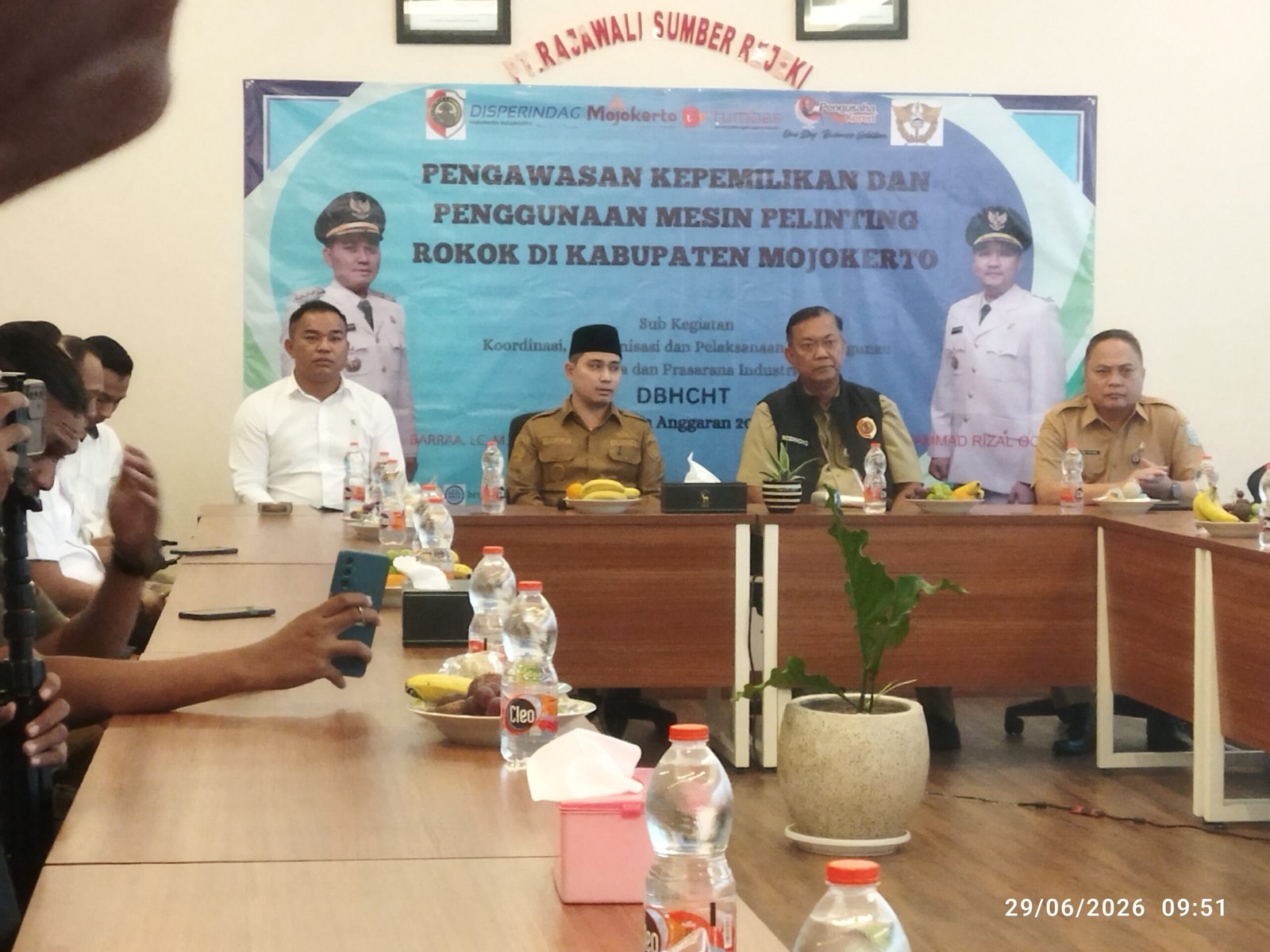 Pengawasan Kepemilikan dan Penggunaan Mesin Pelinting Rokok di Kabupaten Mojokerto, PT Rajawali Tegaskan Komitmen Taat Aturan dan Serap Tenaga Kerja Lokal Pengawasan Kepemilikan dan Penggunaan Mesin Pelinting Rokok di Kabupaten Mojokerto, PT Rajawali Tegaskan Komitmen Taat Aturan dan Serap Tenaga Kerja Lokal