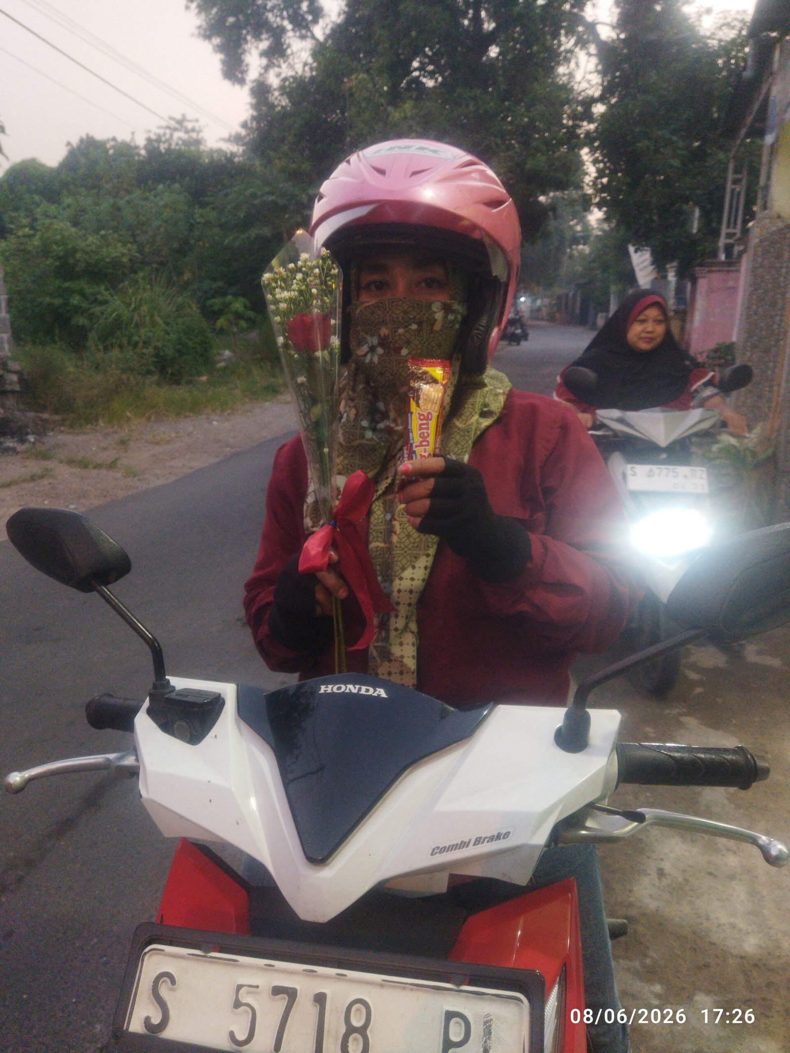 Polres Mojokerto Kota Berikan Apresiasi ” Bunga & Coklat kepada Pengendara Tertib Berlalu Lintas dan Yang Memakai Helm SNI