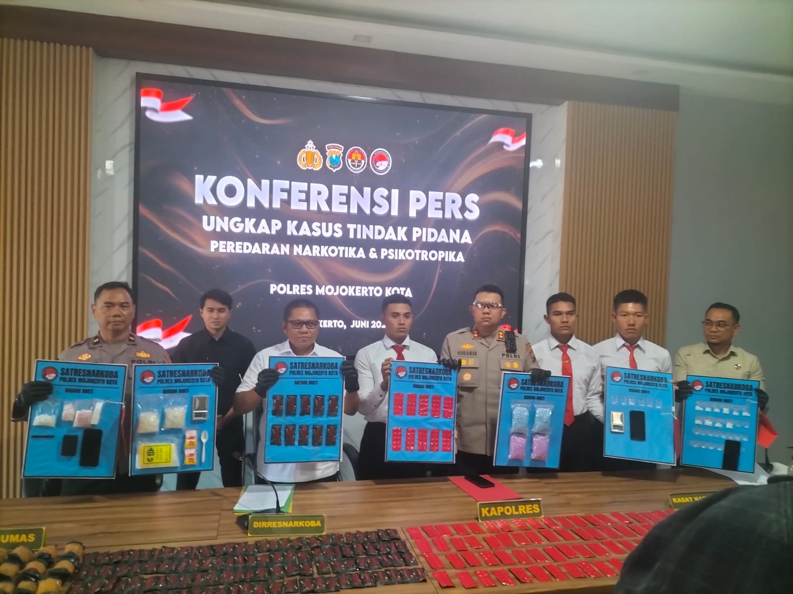Satuan Reserse Narkoba Polres Mojokerto Kota Berhasil Ungkap Kasus Tindak Pidana Peredaran Narkotika dan Psikotropika. Satuan Reserse Narkoba Polres Mojokerto Kota Berhasil Ungkap Kasus Tindak Pidana Peredaran Narkotika dan Psikotropika.