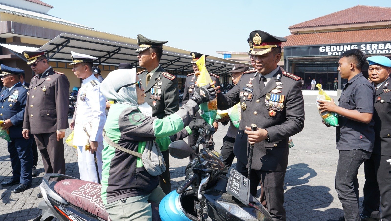 Hari Bhayangkara Ke-80, Polresta Sidoarjo Salurkan Bantuan 3 ton Beras untuk Masyarakat Hari Bhayangkara Ke-80, Polresta Sidoarjo Salurkan Bantuan 3 ton Beras untuk Masyarakat