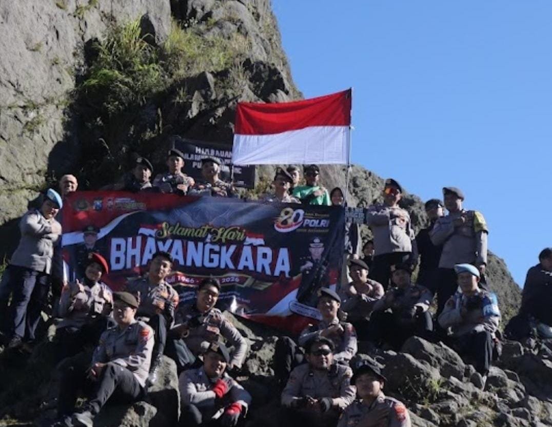 Polres Blitar bersama Komunitas Pecinta Alam Peringati Hari Bhayangkara ke-80 di Gunung Kelud Polres Blitar bersama Komunitas Pecinta Alam Peringati Hari Bhayangkara ke-80 di Gunung Kelud