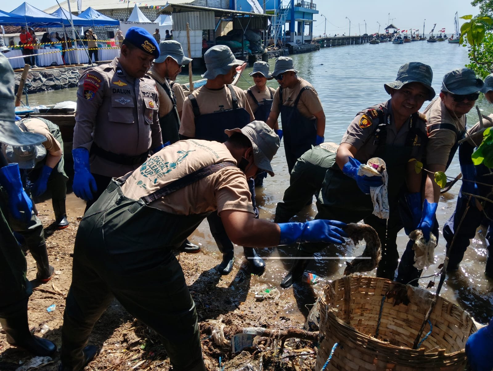 Sinergi Bersih – bersih Pantai, Polres Gresik Wujudkan Indonesia ASRI Sinergi Bersih – bersih Pantai, Polres Gresik Wujudkan Indonesia ASRI