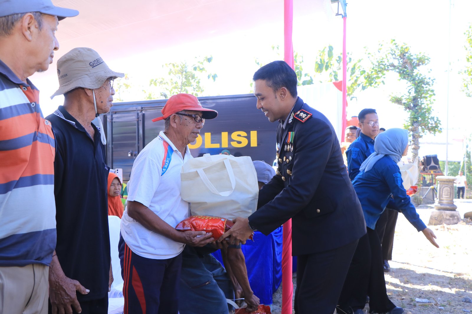 Polres Ngawi Salurkan 500 Paket Sembako untuk Masyarakat di Bringin Polres Ngawi Salurkan 500 Paket Sembako untuk Masyarakat di Bringin