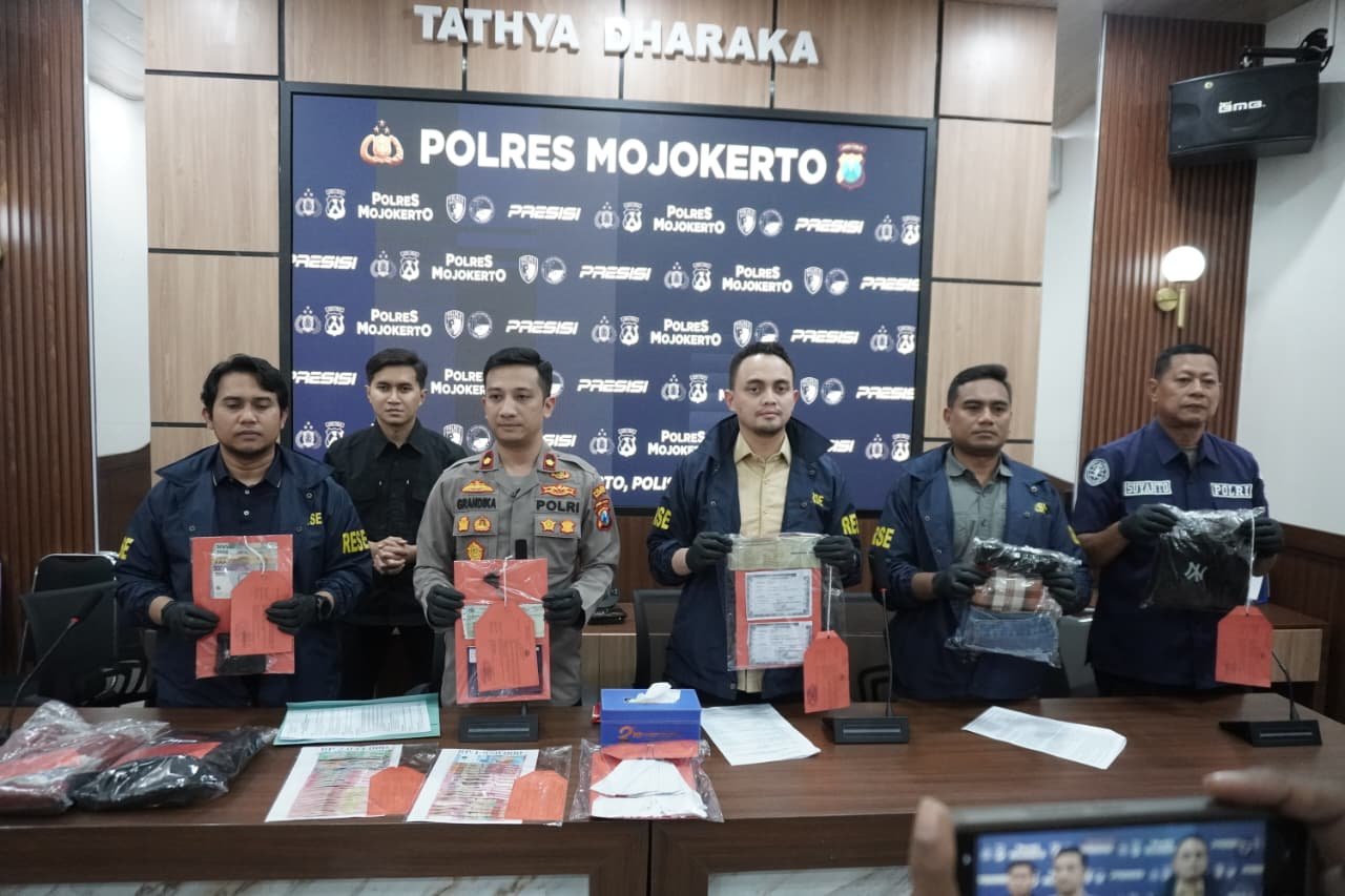 Polres Mojokerto Ungkap Kasus Penipuan Modus Uang Gaib, Dua Tersangka Diamankan di Malang Polres Mojokerto Ungkap Kasus Penipuan Modus Uang Gaib, Dua Tersangka Diamankan di Malang