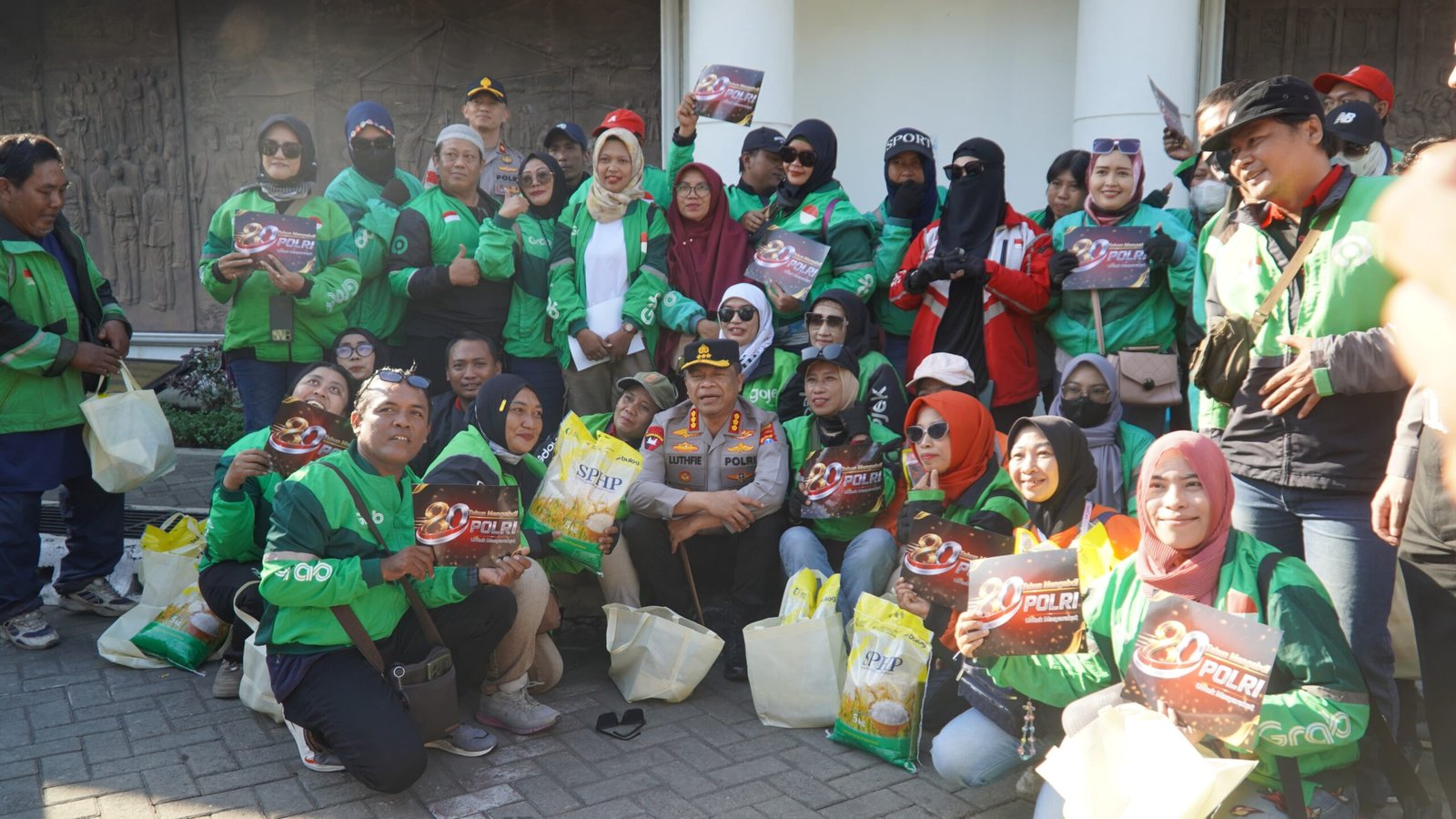 Polrestabes Surabaya Salurkan Paket Sembako untuk Warga di Hari Bhayangkara ke – 80 Polrestabes Surabaya Salurkan Paket Sembako untuk Warga di Hari Bhayangkara ke – 80