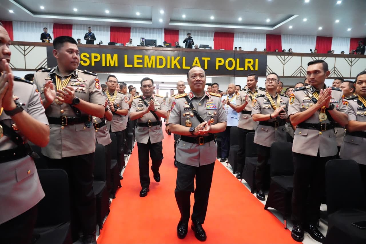 Wakapolri: 418 Lulusan Sespim Siap Jadi Garda Terdepan Hadapi Tantangan Global dan Era Digital Wakapolri: 418 Lulusan Sespim Siap Jadi Garda Terdepan Hadapi Tantangan Global dan Era Digital