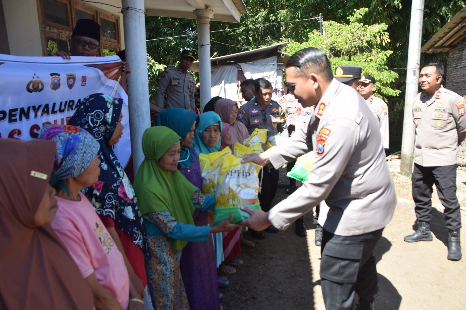 Polres Bondowoso Salurkan Bantuan Beras untuk Warga Curahpoh di Hari Bhayangkara – ke 80 Polres Bondowoso Salurkan Bantuan Beras untuk Warga Curahpoh di Hari Bhayangkara – ke 80